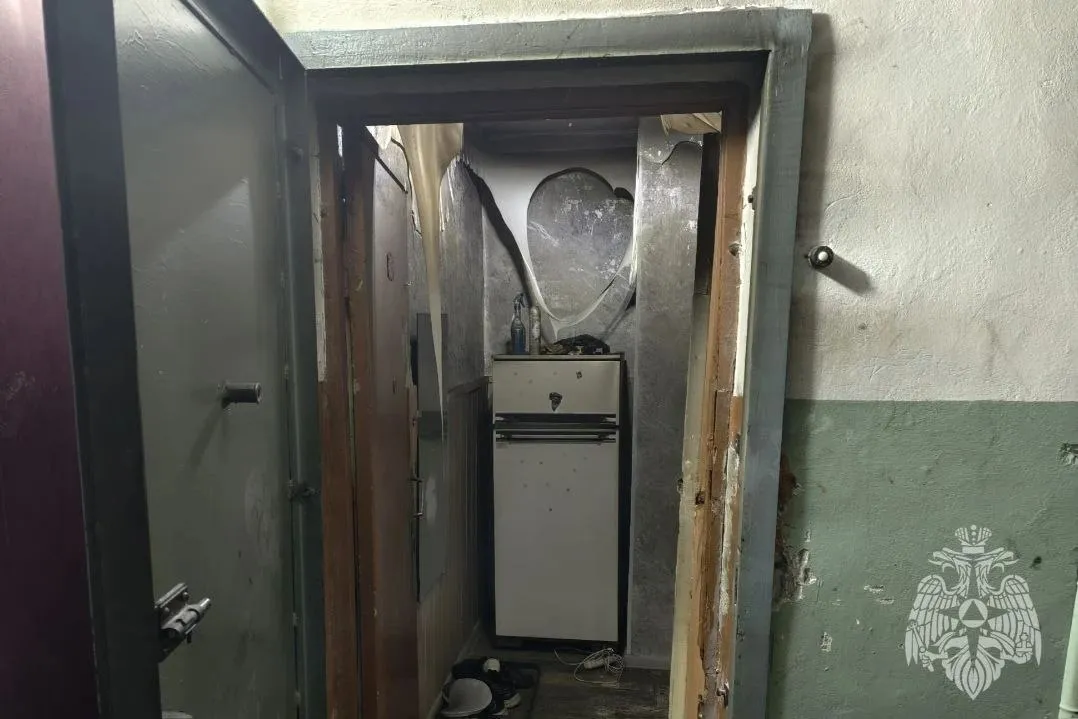 Трагический случай произошел в Кинешме 24 апреля Пожар вспыхнувший в одном из жилых домов на ул Красногорская унес жизнь 64 летнего мужчины По предварительной информации причиной возгорания стала непотушенная сигарета которую мужчина курил находясь в состоянии алкогольного опьянения и уснул Прибывшие на место пожарно спасательные подразделения оперативно эвакуировали из подъезда 8 человек В ходе разведки и тушения в квартире было обнаружено тело мужчины Его огнеборцы незамедлительно вынесли на свежий воздух и провели реанимационные мероприятия мужчина задышал К сожалению несмотря на все усилия медиков гражданин скончался