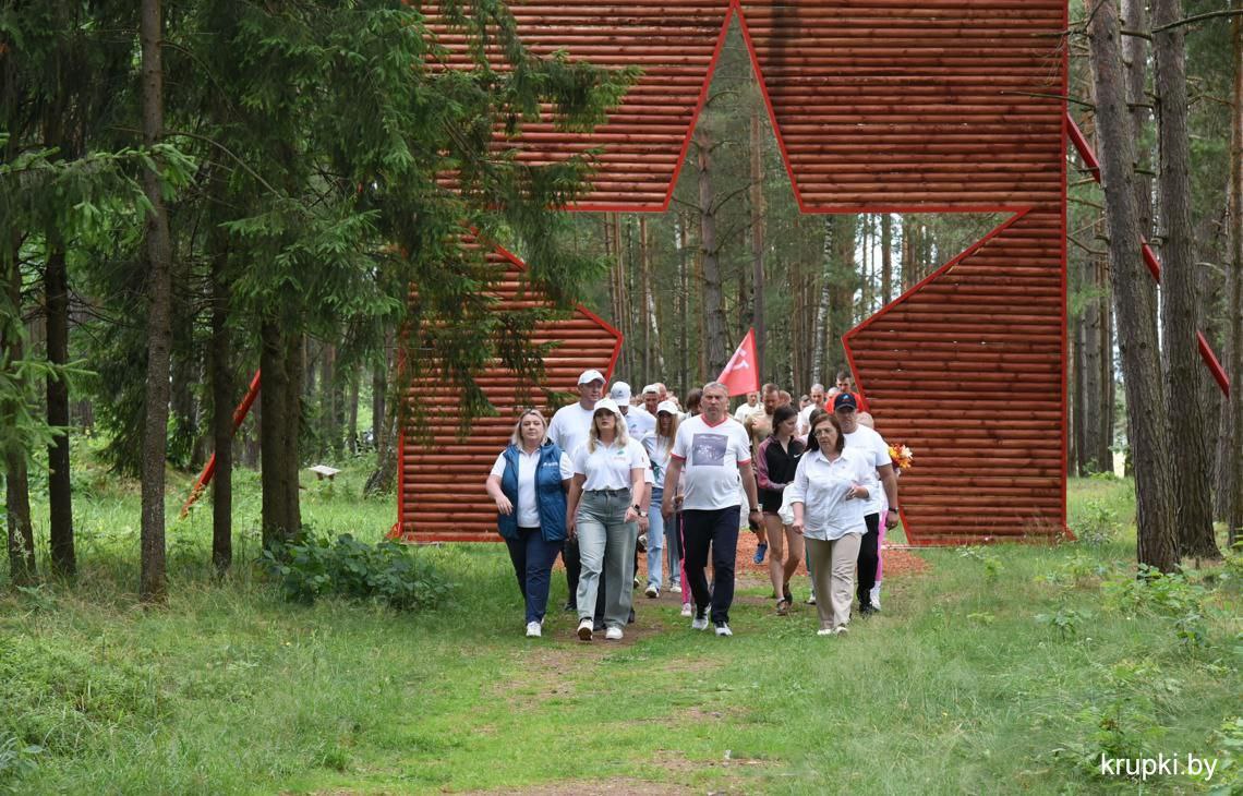 Минская область встретила «Марш Победы»! 17.07.2025 участников международного марафона «Марш Победы» встретили в Крупском и Борисовском районах. Эстафета стартовала в конце июня из Москвы и проходит через места, где каждая остановка наполнена смыслом и уважением к прошлому. Проект «Марш Победы» проводится совместно ОО «Белорусская федерация легкой атлетики» и РОО «Патриоты Беларуси» при поддержке республиканского государственно-общественного объединения «Президентский спортивный клуб». В Крупском районе участники марша почтили память Героя Советского Союза Василия Чеботарева у одноимённого мемориального комплекса, а в Борисовском - возложили цветы к памятнику воину-освободителю, расположенному в аг.Лошница. Во встрече марафонцев принял участие председатель первичной организации РОО «Патриоты Беларуси» ОАО «Борисовдрев» Константинов К.В. Вместе с представителями органов власти и общественных объединений он принял участие в памятных церемониях, подчеркнув важность единства и преемственности поколений.