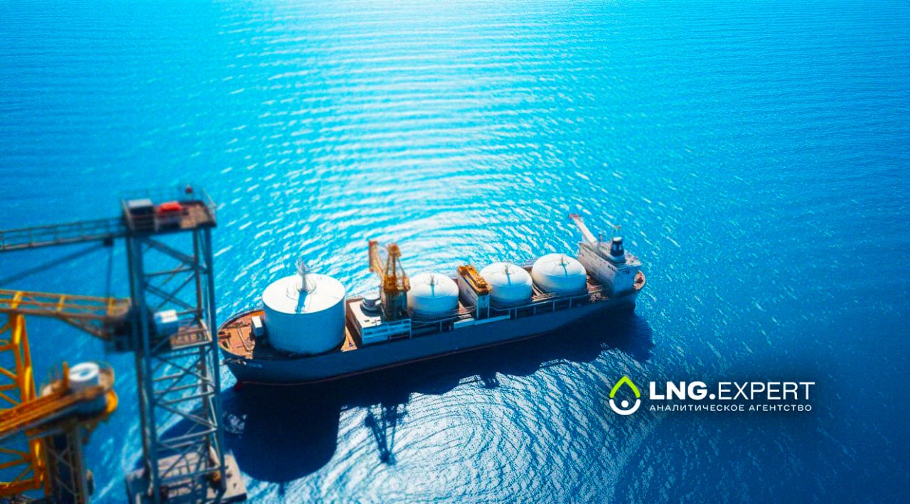 Индия заключила исторический контракт на поставку более 2 млн тонн американского СПГ Индийские нефтегазовые компании Indian Oil Corporation Bharat Petroleum и Hindustan Petroleum подписали однолетний контракт с США на закупку более 2 млн тонн сжиженного природного газа СПГ в год Об этом рассказал министр нефти и природного газа в правительстве Индии Хардип Сингх Пури Один из крупнейших и наиболее быстро растущих рынков сжиженного газа в мире открывается для Соединенных Штатов Индийские нефтяные компании успешно заключили контракт сроком на один год на поставку около 2 2 млн тонн сжиженного газа в год что составляет около 10 от нашего годового импорта на 2026 контрактный год который будет осуществляться с побережья Мексиканского залива цитирует ТАСС министра нефти и газа Индии Хардипа Сингха Пури Министр подчеркнул историческое значение сделки это первый контракт на поставку американского СПГ на индийский рынок По словам главы ведомства Нью Дели стремится обеспечить население страны надежными и доступными поставками сжиженного природного газа а также диверсифицировать источники его поступления Заключению контракта предшествовала подготовительная работа занявшая несколько месяцев Индийская делегация включающая представителей ключевых нефтегазовых компаний совершила рабочий визит в США в ходе которого провела серию консультаций с ведущими американскими производителями СПГ Больше новостей и информации на нашем сайте LNGexpert АналитическоеАгентство Индия Газ СПГ США ХардипСингхПури