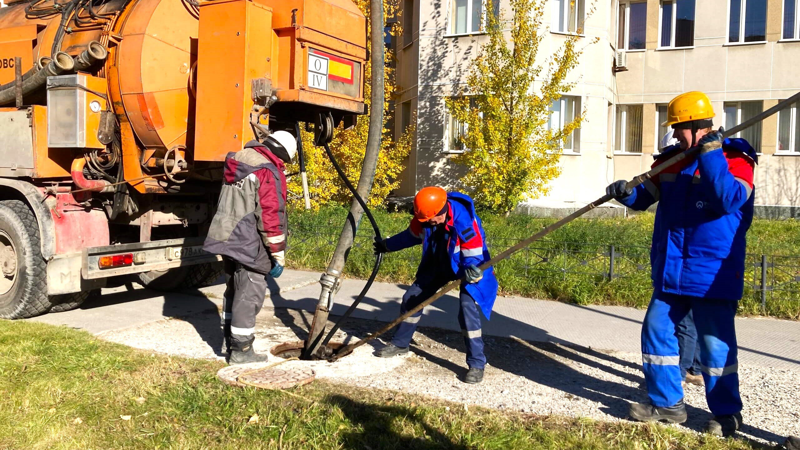 Засоров в Нижневартовске стало меньше, но ненадолго. Сотрудники НКС сообщили, что в сентябре зафиксировали 77 засоров, что меньше, чем в прошлом месяце  96 . Однако в первую неделю октября устранено уже 26 засоров.  Одним из серьезных случаев стало устранение засора вблизи пожарной части на Интернациональной, где команда трудилась около 5 часов, очищая 260 метров канализации. Чаще всего причиной засоров являются тканевые пробки, но также проблемами служат целлофан, средства гигиены, наполнители для животных и ватные палочки. Около 80% работы дежурной службы НКС связано именно с этой проблемой.  НКС призывает вартовчан быть внимательнее к тому, что они смывают в канализацию и не выбрасывать мусор.