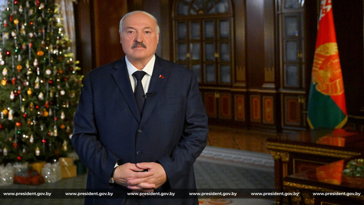 По 9 из 10 включенным телевизорам жители Беларуси смотрели новогоднее поздравление Президента в прямом эфире по государственным телеканалам страны Суммарная доля составила фантастические 91 8 Рейтинг 34 5 Еще почти 600 тысяч просмотров новогоднего обращения Лукашенко собрали официальные ютуб каналы госСМИ Мы уже не говорим про многомиллионные просмотры роликов в соцсетях которые собирают наши белоруски после того как Батька объявил 2026 год Годом белорусской женщины Кстати если вы еще чисто случайно не успели посмотреть главный новогодний месседж от Первого тыкайте сюда и наслаждайтесь