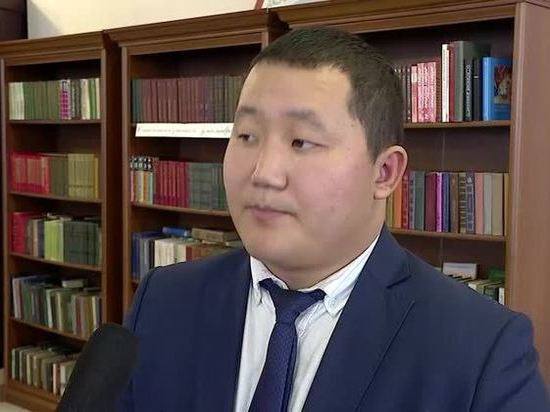 Экс-глава минсельхоза Тувы получил 7 лет   Кызылский городской суд признал бывшего министра сельского хозяйства Тувы Айдына Дуна виновным в мошенничестве в особо крупном размере  ч. 4 ст. 159 УК РФ .   По версии следствия, с июля по декабрь 2020 года чиновник вместе с родственником подал в минсельхоз фиктивные документы о якобы выполненных работах по реконструкции оросительных систем в селах Мугур-Аксы и Бай-Тал. Ущерб бюджету оценили свыше 10 млн рублей, рассказали в прокуратуре.  Дун приговорён к 7 годам колонии общего режима и штрафу в 700 тыс. рублей.  В марте 2025 года Айдына Дуна признали виновным ещё и в превышении полномочий  ч. 3 ст. 286 УК , приговорив к 4 годам колонии общего режима. По тому делу проходила ещё одна эк-глава министерства Лариса Монгуш. Обоим вменили, что они незаконно перечислили на подрядчику строительства 14 жилых домов в селе Ак-Тал свыше 16 млн рублей.  Подписаться  Прислать новость  Помочь бустами