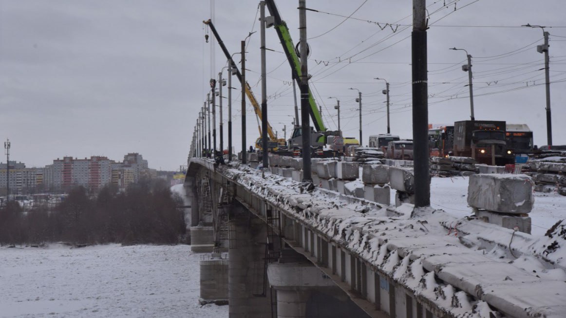 На мосту у Телецентра в Омске всю ночь латали ямы  Минувшей ночью в Омске вновь полностью перекрывали мост имени 60-летия ВЛКСМ у Телецентра. С 00.00 до 5.00 подрядная организация, ведущая капремонт моста, латала многочисленные ямы на самой переправе и подходах к ней.  Работы проводились так называемым холодным асфальтом, сообщают «Вести-Омск». На следующей неделе в городе собираются запустить асфальтобетонный завод, и тогда многочисленные выбоины начнут заделывать уже горячей смесью.  А пока водителям и пассажирам общественного транспорта приходится стоять в огромных пробках в городке Нефтяников и на Левобережье. Чтобы в условиях весенней распутицы не остаться без колес, подвески и ходовой части, автолюбители вынуждены снижать скорость при движении по разбитым омским дорогам.