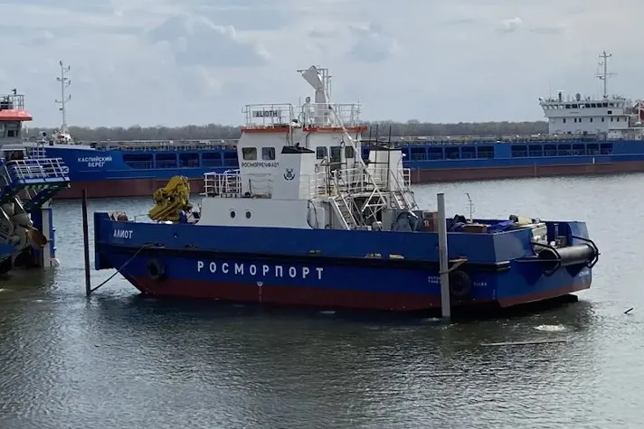 На воду спущено судно обеспечения Алиот 8 апреля 2026 года в Астраханской области прошла церемония спуска на воду судна обеспечения Алиот второго в серии проекта FPW1 Судно названо в честь самой яркой звезды в созвездии Большой Медведицы Заказчик ФГУП Росморпорт   Строитель ООО Стройлидерплюс   Детали проекта Символ класса KM Ice1 hull machinery R3 AUT3 Длина 24 5 м Ширина 9 5 м Высота 3 м Осадка по летнюю грузовую марку 1 6 м Водоизмещение при полных запасах 232 54 т Автономность по судовым запасам 7 сут Скорость хода 9 7 уз Экипаж 6 чел Оснащение краны грузоподъемностью 2 5 т Алиот будет работать в связке с земснарядами проекта FPDG3 толкать и буксировать обслуживать буи и якоря перевозить грузы и персонал заправлять суда топливом и водой На борту краны грузоподъемностью 2 5 т Головное судно серии Берилл уже работает на Волго Каспийском канале Третье судно Антарес в постройке Завершение строительства Алиота планируется до конца 2026 года Работать он сможет в портах Астрахань Оля и Махачкала Фото материал Росморпорт НордикНовости БуксирныеНовости Судостроение
