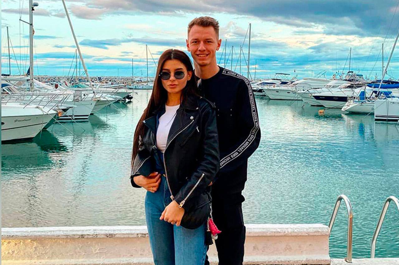 Матвей Сафонов пошёл в атаку но уже не на поле Ставропольский вратарь ПСЖ написал заявление на бывшую жену в полицию Анастасию просят проверить на мошенничество сообщает RT По словам адвоката Сафонова экс супруга требовала возместить расходы на юристов по делу об алиментах Но команда игрока уверяет таких затрат не было Более того один и тот же договор как утверждается предъявлялся в разные суды в Москве и Краснодаре по одному и тому же делу чтобы взыскать деньги дважды Адвокат добавил что после решения суда о выплате 60 млн рублей алиментов бывшая жена якобы пыталась обанкротить футболиста Эти деньги по словам защиты Сафонов перевёл ещё осенью Теперь у истории новый поворот Анастасия подала иск с требованием обязать Матвея общаться и видеться с ребёнком При этом как утверждает защита ранее она игнорировала все его сообщения и просьбы о встречах Переписки уже показывали в судах Ранее Верховный суд подтвердил право экс супруги Сафонова на алименты ¼ дохода голкипера ПСЖ Новости Кмв Экспресс Заказать рекламу