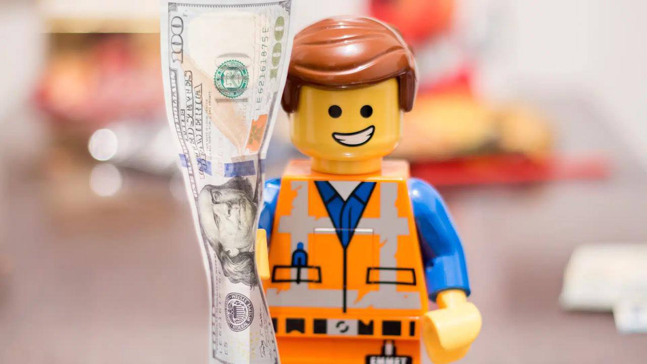 LEGO продолжает подтверждать статус одного из самых успешных игроков мирового рынка игрушек В первой половине 2025 года компания отчиталась о рекордных финансовых результатах ее выручка достигла 5 млрд Чистая прибыль прибавила 10 Кристиансен отметил что это лучшие показатели за всю историю датского производителя и результат долгосрочной стратегии сочетающей инновации и верность традициям Рост продаж объясняется сразу несколькими факторами 1 Компания активно расширяет линейку наборов ориентируясь как на детей так и на взрослых коллекционеров Популярность приобрели тематические серии связанные с киновселенной Звёздные войны супергеройскими франшизами и архитектурными проектами 2 LEGO делает ставку на цифровую интеграцию в 2025 году особым спросом пользовались наборы которые дополняются мобильными приложениями и элементами дополненной реальности Немаловажно и то что компания продолжает развивать офлайн магазины по всему миру превращая их в интерактивные пространства для семейного досуга В то же время акцент на устойчивом развитии и использование экологичных материалов повышает лояльность покупателей Эксперты отмечают что успех LEGO во многом связан с умением создавать не просто игрушки а культурные феномены объединяющие поколения Финансист Бизнес Подержать канал