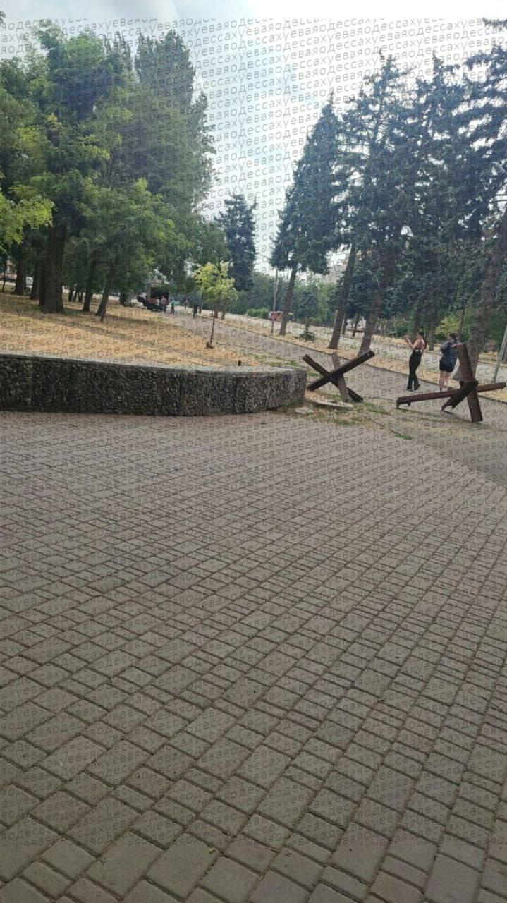 В Одессе задержали девушку возле Дома профсоюзов по подозрению в намерении взорвать здание ТЦК. По сообщениям местных каналов, у неё якобы было обнаружено взрывное устройство, однако эта информация официально не подтверждена. Также утверждается, что во время задержания была слышна стрельба, и прилегающая территория была оцеплена полицией. Подписаться Написать в редакцию Поддержать Донбасс