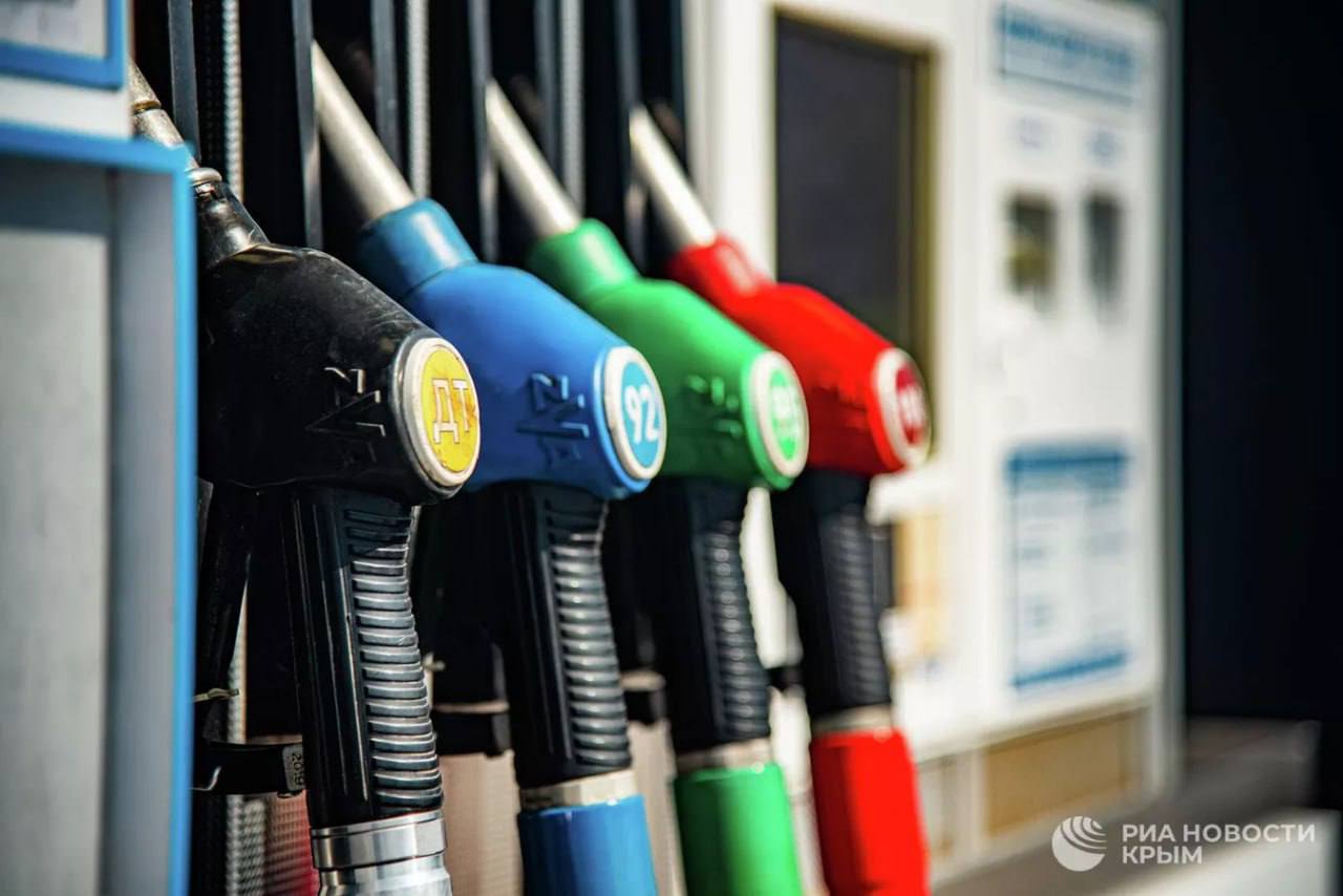 Одну из крымских заправок обвинили в недобросовестной конкуренции В Крымском межрегиональном Управлении ФАС России рассказали что потребителей могли ввести в заблуждение На сайте АЗС размещали неподтвержденную информацию о премиальных характеристиках одного из видов топлива Информация не была подкреплена объективными доказательствами и исследованиями что могло ввести потенциальных покупателей в заблуждение и создать необоснованные преимущества для компании на рынке говорится в сообщении Компания устранила нарушение выполнив предупреждение ведомства