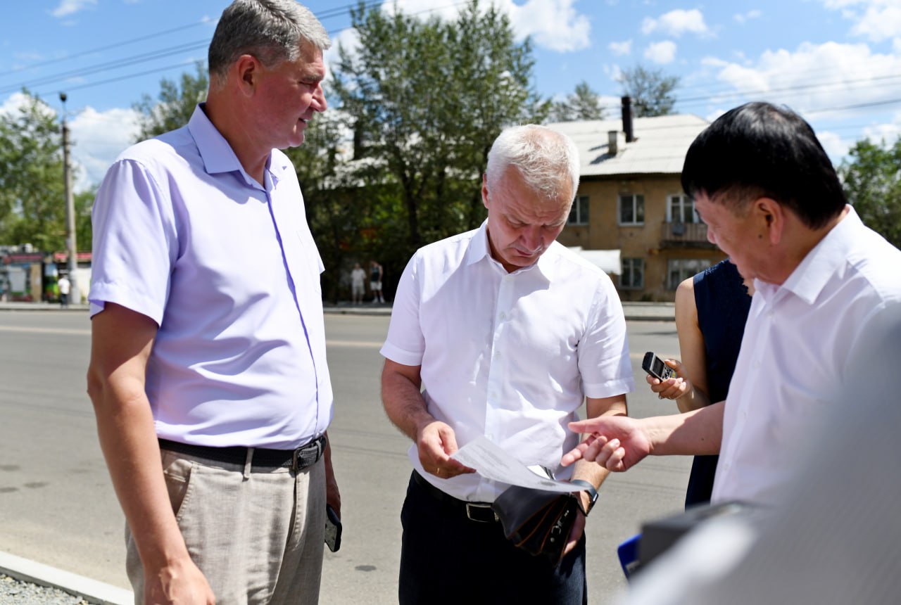 Дорожники попросили депутатов помочь в борьбе с ларьками в Чите МКУ "Городские дороги" обратились к депутатам краевого парламента с просьбой помочь убрать ларьки, которые находятся возле дорог. Они тормозят проведение ремонта. "МКУ "Городские дороги" активно ведет ремонт дороги по улице Комсомольской, в ее границах на остановке "Пожарка" установлены торговые павильоны, это тормозит рабочий процесс. Сейчас их демонтируют, но после завершения работ они снова могут появиться в этом месте", - сказал спикер парламента Кон Ен Хва. Кон Ен Хва подчеркнул, что остановка прежде всего должна быть удобной и безопасной для людей,а не торговой точкой. Дорожники передали депутату документы, подтверждающие необходимость сноса павильонов. По итогам встречи спикер поручил профильному комитету Законодательного собрания проверить схему размещения НТО в городе и предложить возможные варианты решения этой проблемы. Фото: тг-канал 18+ краевого парламента ChitaMedia Забайкальский край