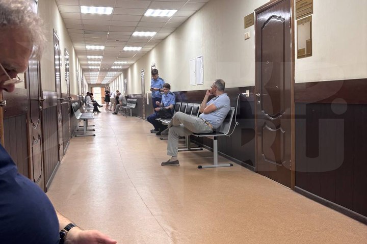 Процесс по делу Чернова продолжается Сегодня, 9 июля, дело бывшего председателя Краснодарского краевого суда Александра Чернова рассмотрят в Красногорском районном суде Московской области. Наш коррепондент ожидает начала заседания. Следствие требует конфисковать у подсудимого активы на общую сумму 7 миллиардов рублей. Речь якобы идет не только о деньгах, но и о ценных вещах и объектах недвижимости, оформленных на самого Чернова, его родственников и деловых партнеров, участвовавших в теневых схемах. Напомним, что до конца 2023 года дело Чернова неоднократно меняло территориальную подсудность, переходя из суда в суд в различных городах Краснодарского края: Краснодаре, Кропоткине, Сочи. В конечном итоге, рассмотрение дела было перенесено в Красногорск. Поговаривают, что такая смена места рассмотрения дела свидетельствует об обеспокоенности объективностью судебного разбирательства и стремлении исключить влияние "телефонного права". На данный момент, остается открытым вопрос о дальнейшем развитии событий и возможных решениях суда. Следим за развитием ситуации.