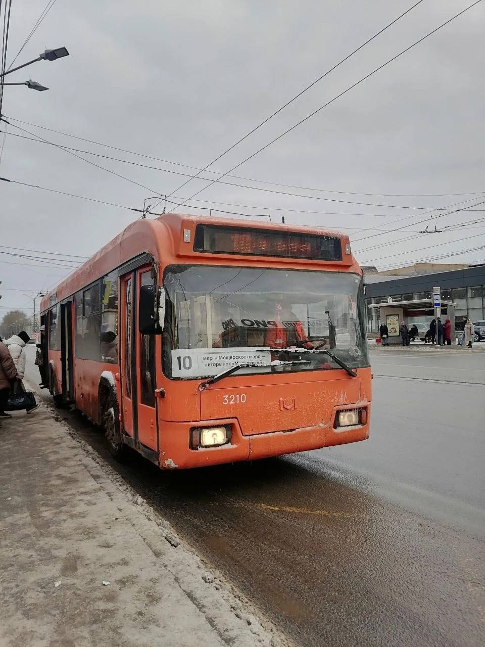 Нижегородцы массово жалуются на работу общественного транспорта в новогодние праздники.   Горожане сообщают, что транспорт приходится ждать по часу, на остановках толпы людей, кроме того на онлайн-картах не отображаются электробусы.  Подпишись \ Предложи новость