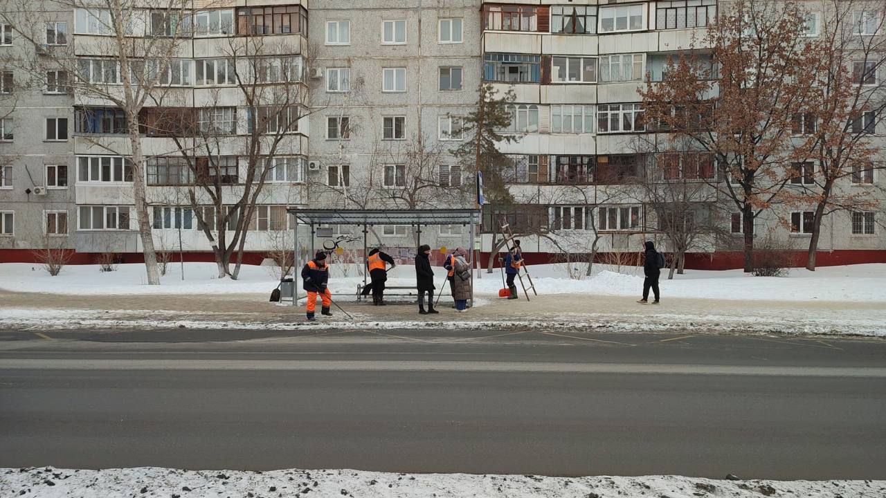 В выходные дорожные службы вывезли более 8 тысяч кубометров снега с омских улиц  Работы проводились как на проезжей части, так и на остановках общественного транспорта, пешеходных переходах, в парках и скверах. Бригады были задействованы на улицах Туполева, Лисицкого, Комкова, Андрианова, 5-й Кордной, Сыропятском тракте и других адресах.  Сегодня уборка города от снега продолжается. Как сообщил Сергей Шелест, на линию вышли 190 рабочих и 201 единица дорожной техники.