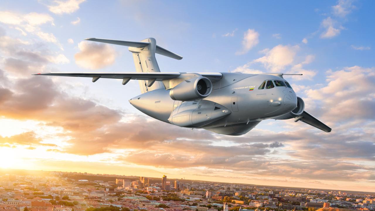 Литва намерена закупить три транспортника C-390 у Embraer Embraer объявил, что Литва намерена стать 11-й страной, выбравшей военно-транспортный Embraer C-390 Millennium. На авиасалоне в Париже Минобороны Литвы сообщило о намерении закупить три самолёта. Контракт планируется подписать в ближайшие месяцы. «Мы тщательно изучили доступные на рынке типы военно-транспортных самолётов, и наш анализ однозначно показал, что C-390 Millennium — наиболее подходящая платформа для выполнения национальных военных задач», — заявила вице-министр обороны Литвы Лорета Маскаляовене. Предполагаемая закупка станет значительным вложением для страны — члена НАТО, а сами C-390 усилят парк военно-транспортной авиации, в котором три самолёта C-27J Spartan производства Leonardo и повысят оперативную готовность страны в рамках блока НАТО. Выбор C-390 объясняется его универсальностью, высокой грузоподъёмностью до 26 тонн и способностью использовать для взлёта и посадки даже грунтовые ВПП. Литва также получит доступ к системе техобслуживания, обучению и кооперации внутри Европы. Ранее C-390 уже выбрали такие страны как Португалия, Венгрия, Нидерланды, Австрия, Чехия, Швеция, Словакия, Южная Корея и Бразилия, а также пока ещё неназванный заказчик. С 2019 года C-390 эксплуатируется в Бразилии, а с 2023 — в Европе. C-390 Millennium уже зарекомендовал себя как надёжный и универсальный транспортный самолёт, способный выполнять широкий спектр задач, включая перевозку грузов, эвакуацию, поиск и спасение, а также дозаправку в воздухе. Следите за новостями Парижского авиашоу по тегу #PAS25! AviaNews