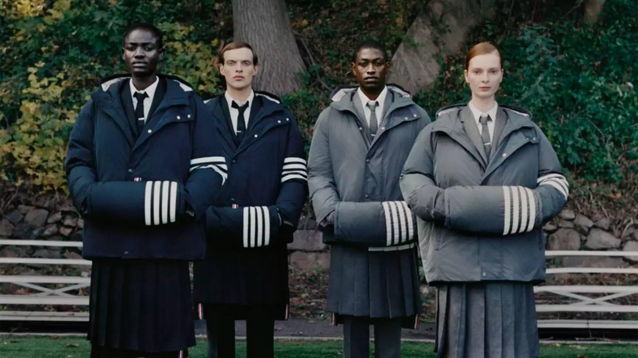 Тем временем Thom Browne и Adidas все еще судятся из-за полосок на кедах. Однако дело медленно, но верно идет к концу  и в пользу Тома Брауна .  Кто забыл, в чем суть конфликта: этим летом Adidas подали в суд на Thom Browne, за то, что бренд в своей коллекции использовал четыре полоски. Якобы это нарушения авторских прав на товарный знак. Но суд Англии и Уэльса отклонил иски Adidas.   Чем закончится дело — узнаем позже, но чувствую у Adidas нет шансов