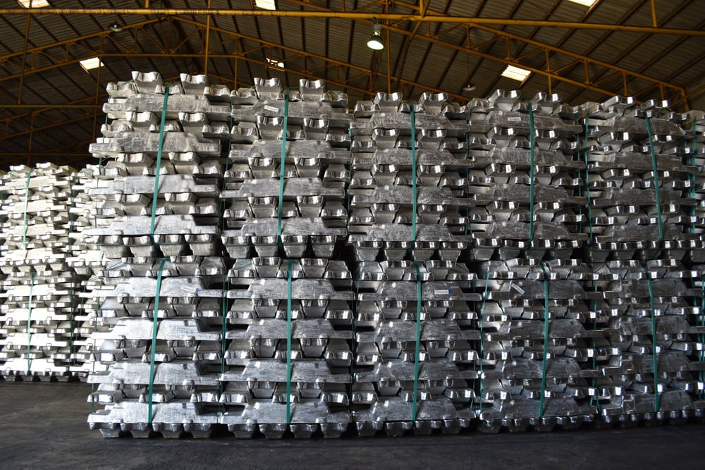 Алюминий вернулся в трёхтысячный клуб Котировки трёхмесячных фьючерсов на LME в пятницу поднялись до 3 010 долларов за тонну впервые с 29 апреля 2022 года К 12 15 мск металл дорожал на 0 47 а по итогу 2024 года набирает более 17 Инвесторы закладывают дефицит предложения и рост спроса от автопрома и ВИЭ сектора