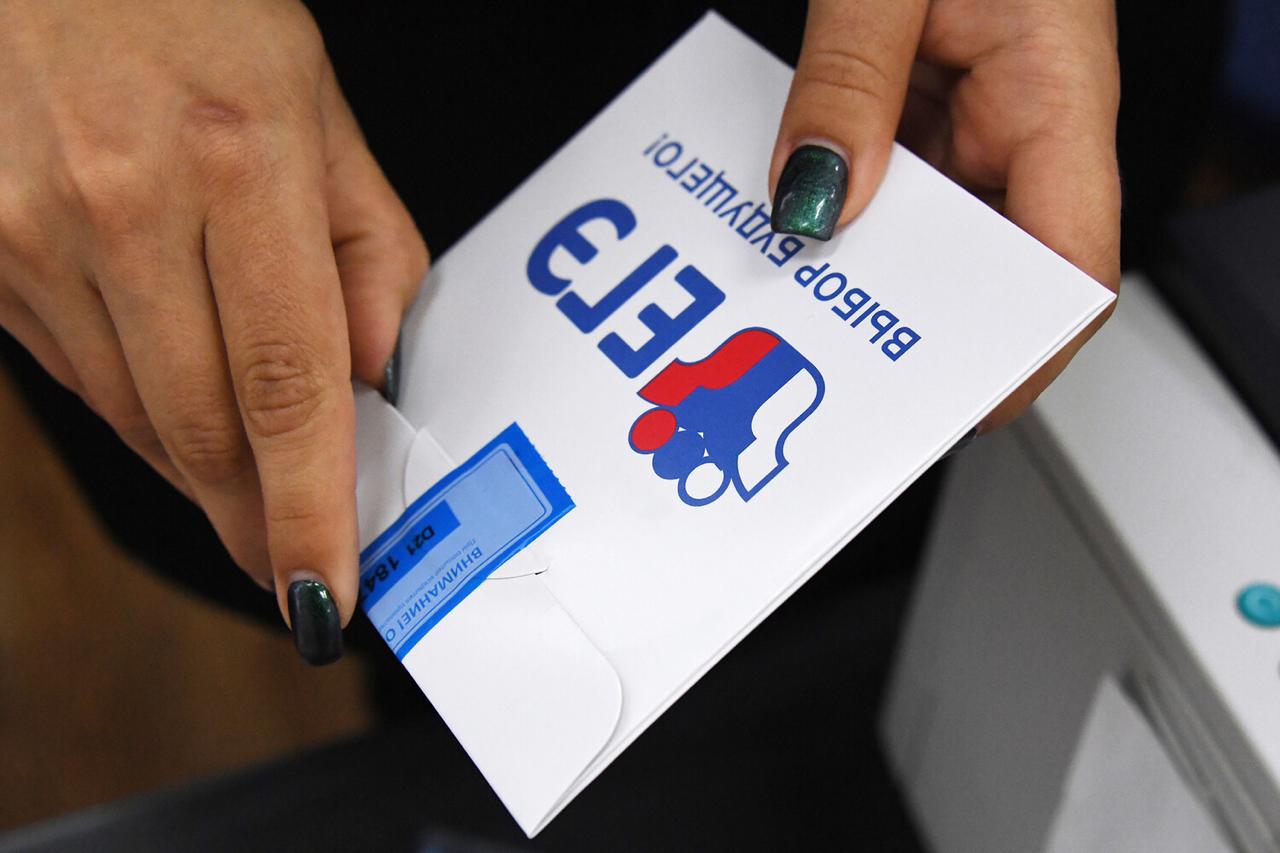 Рособрнадзор определил минимальные баллы ЕГЭ в 2026 году Ведомство выложило официальный перечень предметов и минимальных баллов ЕГЭ в формате плаката на своем сайте Что нужно для аттестата   русский язык минимум 24 балла   математика база или профиль обязательна   профильная математика минимум 27 баллов Минимальные баллы по предметам по выбору   обществознание 42   информатика 40   география 37   физика химия биология 36   история и литература 32   иностранные языки 22   Важно эти баллы минимум для получения аттестата Они не гарантируют поступление в вуз Проходные баллы университеты устанавливают сами и обычно они заметно выше Читайте Газету Ru в MAX Участвуйте в розыгрыше