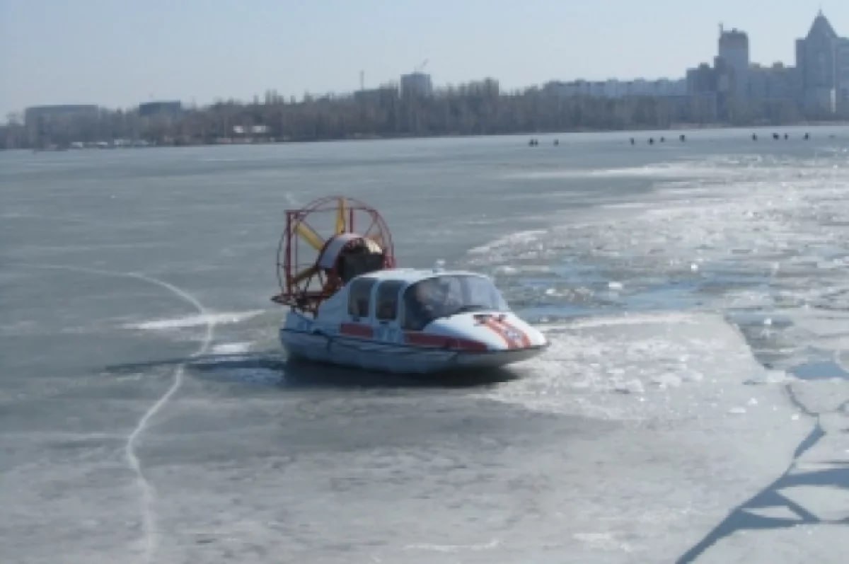 Воронежцы заметили мужчин рискнувших выйти на лёд водохранилища ради зимней рыбалки в районе микрорайона Лазурный Поверхность Воронежского водохранилища покрылась льдом на 80 и находиться на водоёме очень опасно Подробности   vrn aif ru incidents details rybaki vyshli na opasnyy tonkiy lyod voronezhskogo vodohranilishcha aifvrn