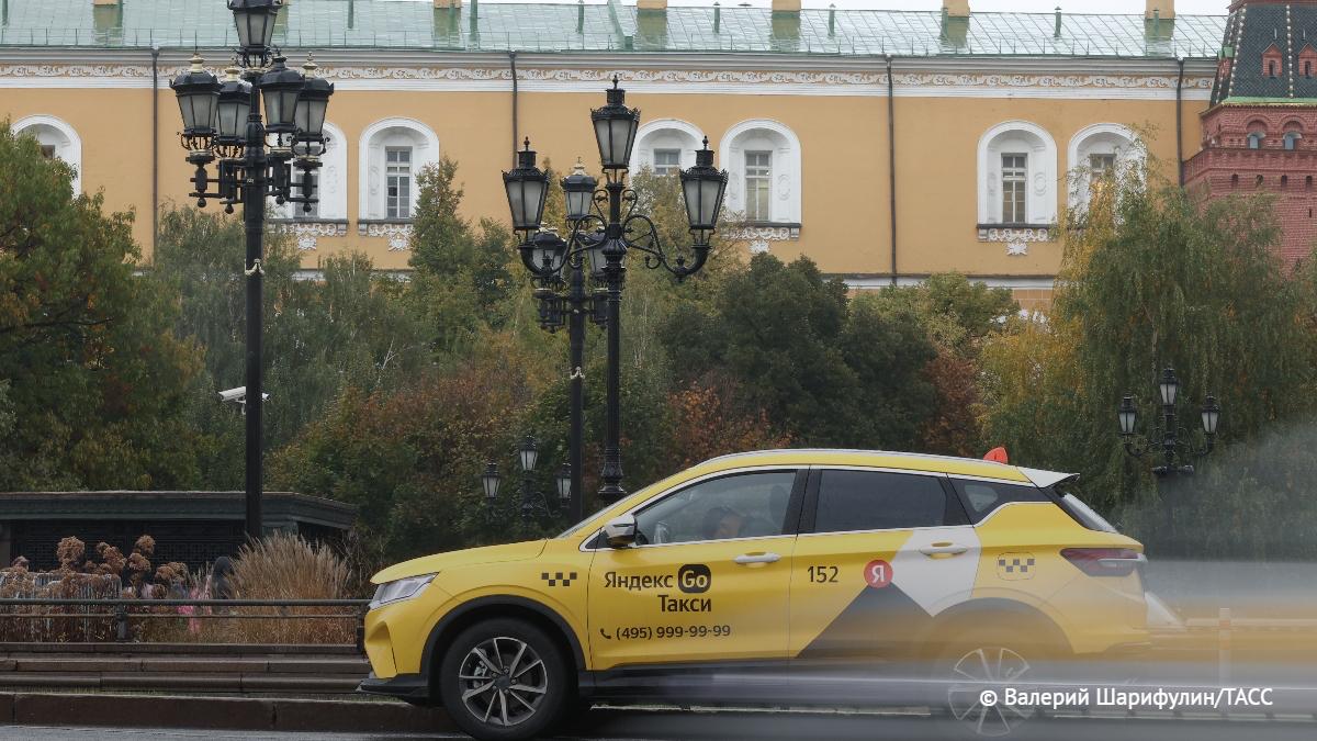 У таксистов в Москве начали проверять наличие обязательной аттестации. Об этом сообщает дептранс столицы.  Водителей, не прошедших обязательную аттестацию, оштрафуют на 5 тыс. рублей.      / Москва