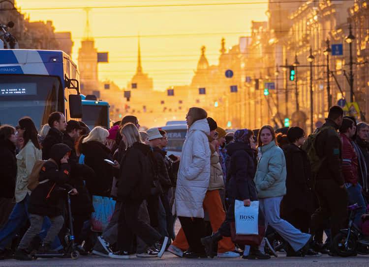 Петербург теряет людей. В 2024-м году в городе умерло на 15 тысяч больше, чем родилось Впрочем, демографический провал «компенсирован» ростом миграции в 7,2 раза. Эксперты сходятся в том, что российским семьям нужны новые меры поддержки.
