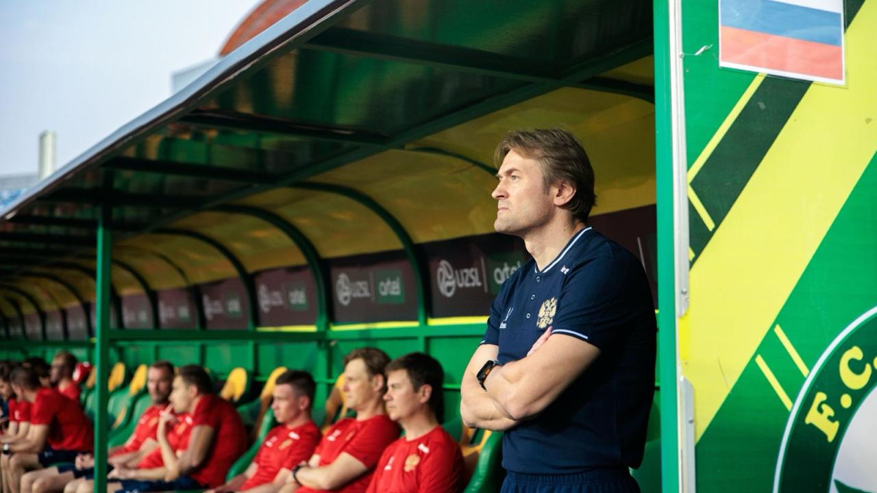 В итоговый состав молодёжки вошли 25 игроков Старший тренер молодёжной тренер сборной России Иван Шабаров определил итоговый состав на ноябрьский сбор В рамках сбора команда примет участие в международном турнире россияне сыграют со сборными U23 из Киргизии Ирана и Бахрейна Встречи пройдут 12 15 и 18 ноября в киргизском Манасе на стадионе Курманбек В итоговый состав вошли 25 футболистов Вратари Даниил Голиков Краснодар Александр Дёгтев Сочи Данил Ладоха Родина Москва Защитники Джамалутдин Абдулкадыров Михаил Рядно оба ЦСКА Москва Никита Лобов Илья Рожков оба Рубин Казань Никита Бабакин Ростов Ростов на Дону Юрий Коледин Пари НН Нижний Новгород Станислав Бессмертный Родина Москва Илья Кирш Черноморец Новороссийск Полузащитники Игорь Дмитриев Даниил Зорин оба Спартак Москва Ульви Бабаев Динамо Москва Денис Боков Спартак Кострома Дмитрий Васильев Сочи Андрей Ивлев Пари НН Нижний Новгород Дмитрий Кучугура Нефтехимик Нижнекамск Илья Родионов Черноморец Новороссийск Никита Салтыков Локомотив Москва Кирилл Столбов Зенит Санкт Петербург Руслан Чобанов Динамо Минск Даниил Шанталий Ростов Ростов на Дону Нападающие Даниил Моторин КАМАЗ Набережные Челны Казбек Мукаилов Краснодар nedetskiyfootball RussiaU21