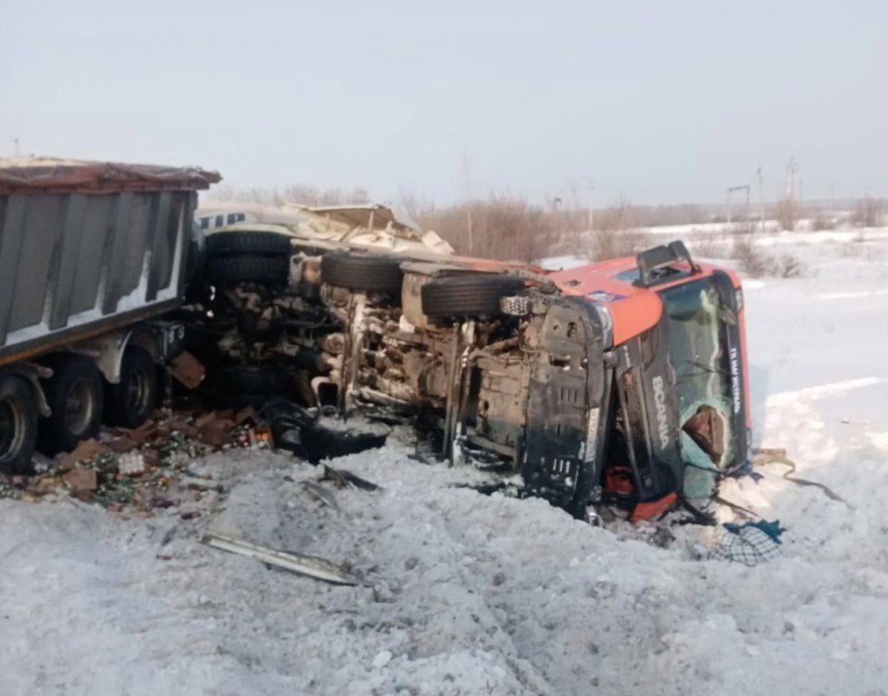 Под Самарой 16 февраля столкнулись и перевернулись два большегруза  Это произошло на 923 километре на трассе М-5 "Урал" в 9:36. Автомобили SCANIA и DAF в результате аварии опрокинулись. Содержимое грузовиков вывалилось на снег.  Есть пострадавшие - водитель  SCANIA госпитализирован в ЦГРБ города Сызрани. На месте происшествия работали пожарные-спасатели ПСО 47 противопожарной службы Самарской области, медработники и сотрудники территориальной Госавтоинспекции.  В данный момент выясняются все обстоятельства произошедшего. Водителей просят быть крайне осторожными в это воскресенье.    ГКУ СО "Центр по делам ГО, ПБ и ЧС"