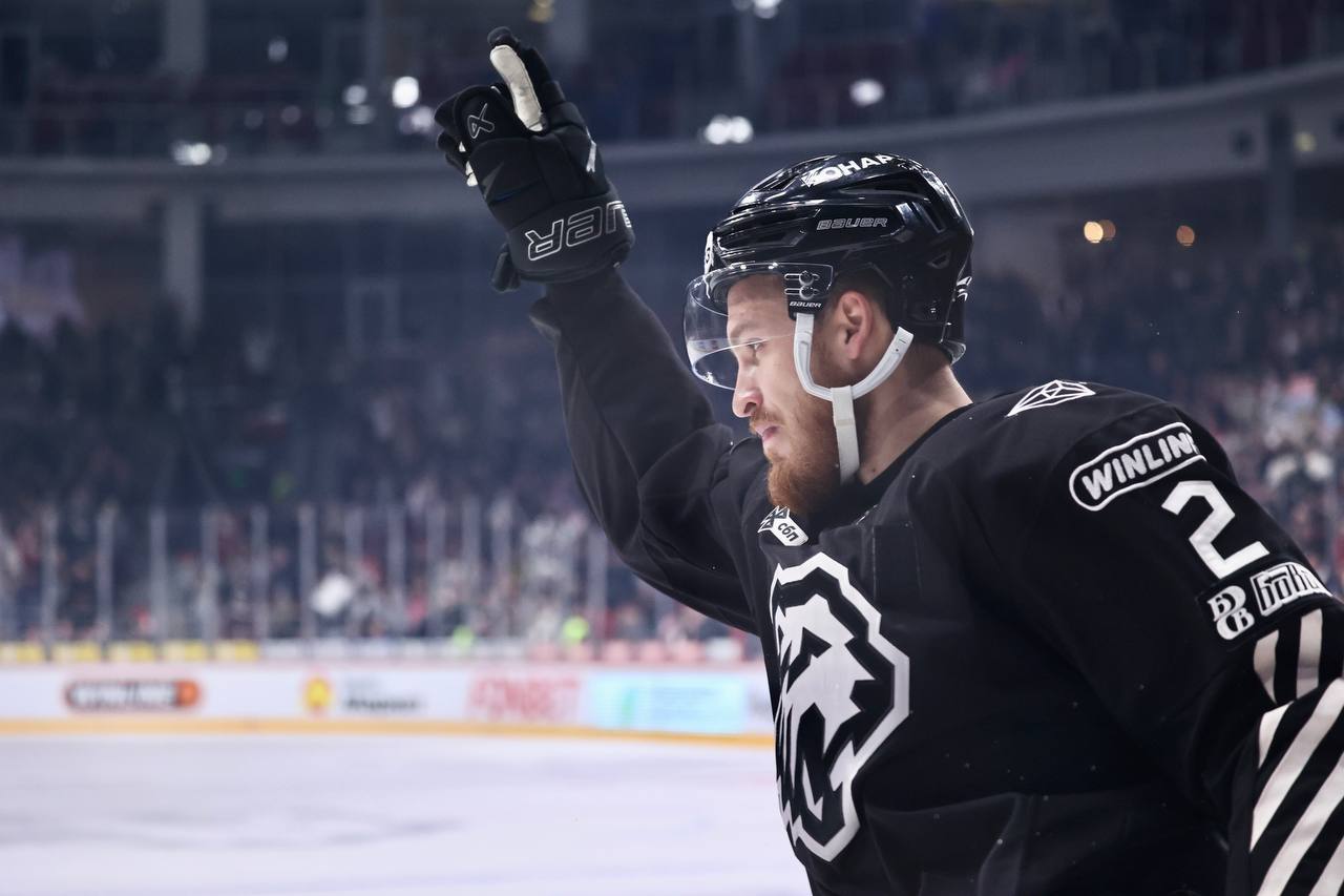 Начнём с чистого листа Корешков прокомментировал поражение Трактора В Магнитогорске вчера прошел напряжённый южноуральский хоккейный дерби Встреча между местным Металлургом и челябинским Трактором в основное время завершилась со счётом 4 4 но в овертайме гости пропустили решающую шайбу Итог матча 5 4 в пользу магнитогорцев Главный тренер Трактора Евгений Корешков отметил самоотверженную игру команды но констатировал ошибки Парни очень сильно старались хотели выиграть По самоотверженности ни к кому нет претензий Спасли матч в конце сравняли счёт но к сожалению эти ляпы не позволили нам увести встречу в серию буллитов сказал Корешков В ответ на вопрос о хронической проблеме с началом матчей когда команда часто позволяет сопернику забивать первой тренер согласился с её наличием Наставник подчеркнул что если концовка матча более менее удаётся то в начале встречи всё очень глубоко пока лежит Процесс уже пошёл Думаю после Нового года команда всё таки будет другая Начнём с чистого листа заявил Евгений Корешков Главный тренер выразил надежду что волевая игра в концовке матча станет импульсом для обновлённой игры в наступающем году eugenejut