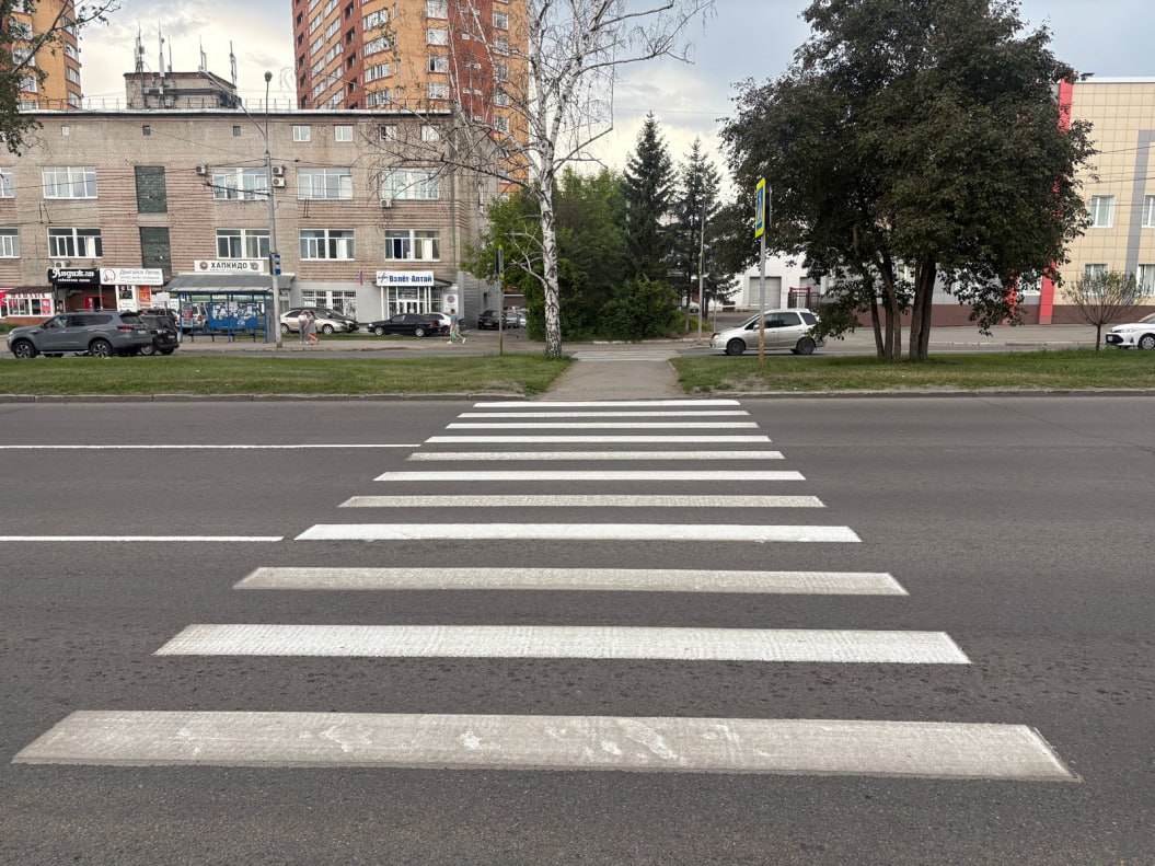 На улично-дорожной сети Барнаула продолжаются работы по нанесению дорожной разметки Выполнены работы по нанесению продольной разметки из износостойких материалов на проспектах Ленина, Строителей, Социалистическом, Красноармейском, улице Аванесова и Змеиногорском тракте. Также выполнены работы по нанесению дорожной разметки на пл. Баварина, пл. Октября, пл. Советов, пл. Свободы, пл. Победы, в районе сквера им. Г. С. Титова, улицах Партизанской, Северо-Западной, Воровского, 8 Марта, Профсоюзов, Парфенова, Пушкина, Гоголя, Анатолия, Ползунова, Молодежной, Фурманова, Попова, Просторной, Никитина, а также на участках улиц Малахова от улицы Власихинской до улицы Сухэ-Батора, Челюскинцев от улицы Анатолия до улицы Мамонтова. Далее согласно графику работ по нанесению дорожной разметки будут выполняться на аварийно-опасных участках, в местах концентрации ДТП. Отметим, что работы по нанесению дорожной разметки выполняются преимущественно в ночное время в зависимости от погодных условий. В настоящее время выполнены работы по нанесению 26,54 тыс. кв. м дорожной разметки, в том числе 8,05 тыс. кв. м – из износостойких материалов
