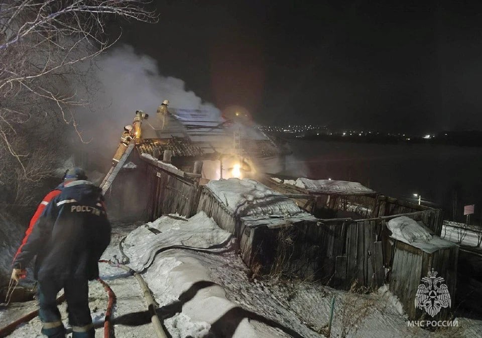 Внук гостил у друзей, а бабушка погибла в огне: в Златоусте пенсионерка не смогла выбраться из горящего дома  В Златоусте пожар унес жизнь 66-летней женщины. Бабушка жила в частном доме на улице Таганайской вместе с внуком. Внука в ночь пожара дома не оказалось – он отпросился ночевать дома у друзей.  Пламя вспыхнуло ночью. Как рассказали в региональном ГУ МЧС, причиной пожара, скорее всего, стали проблемы с электрооборудованием. Первой загорелась веранда. Пламя перегородило выход из дома.  Соседи заметили пожар слишком поздно. Когда к дому приехали пожарные, он уже был целиком охвачен огнем. Во время тушения пожара спасатели обнаружили тело хозяйки.