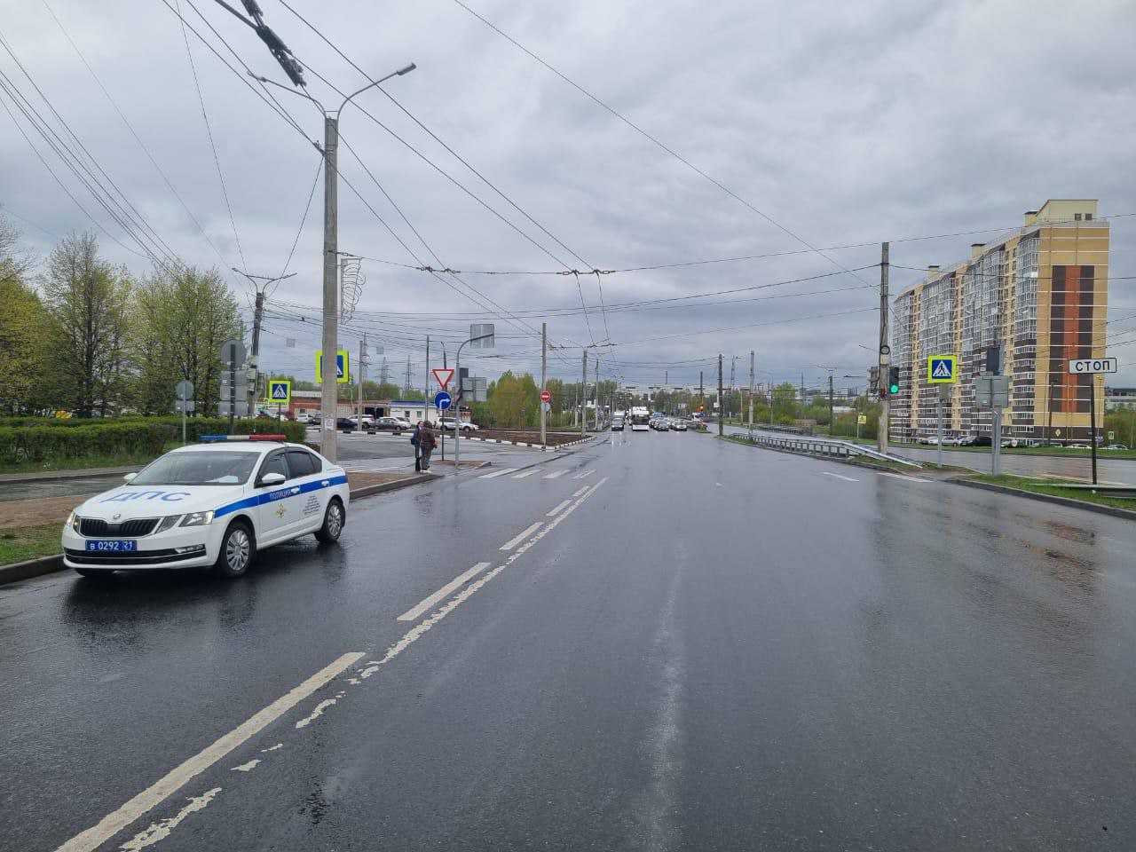 В Чебоксарах девятилетний водитель электросамоката попал под колеса автомобиля По данным Госавтоинспекции Чувашии, ДТП произошло утром 30 апреля возле дома №83 по проспекту Тракторостроителей. Предварительно, мальчик, не спешившись, пересекал дорогу на зеленый сигнал светофора на регулируемом пешеходном переходе, а «Лада Иксрей» в этот момент поворачивала направо. Третьеклассник получил ушибы и доставлен в медучреждение. В обстоятельствах автопроисшествия разбираются сотрудники Госавтоинспекции УМВД России по городу Чебоксары.