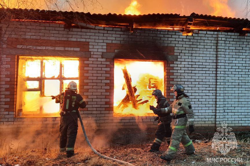 Неэксплуатируемое здание на большой площади сгорело в Ивановской области Неэксплуатируемое здание на большой площади сгорело в Ивановской области Огонь охватил одноэтажное строение а Кинешме на улице Котовского Пожар был ликвидирован на площади 600 кв м в причинах разбираются специалисты дознания Всего за сутки спасатели 5 раз выезжали на борьбу с огнем Сайт ivteleradio ru Бот обратной связи в ТГ ivteleradio feedback bot