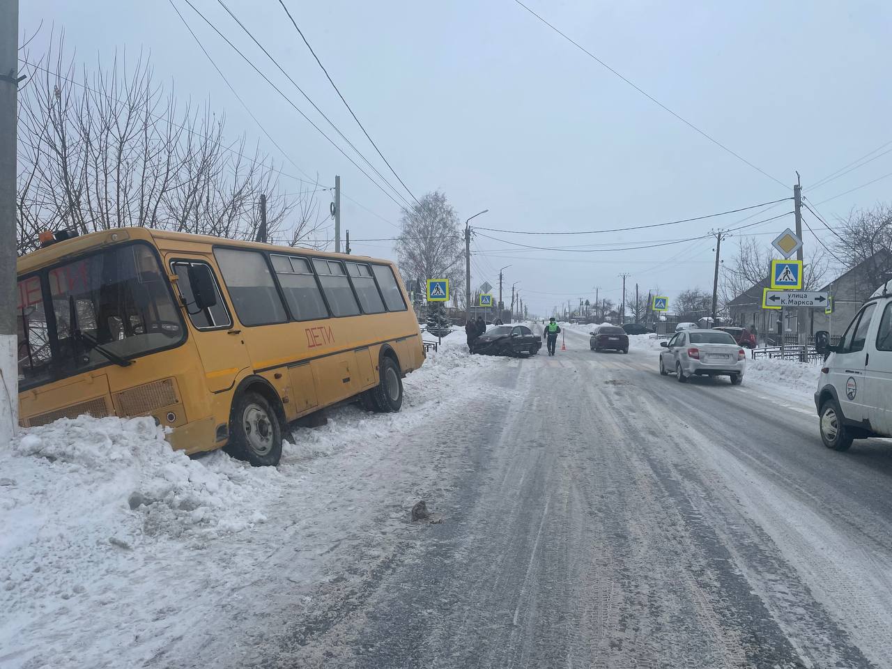 Школьный автобус протаранила легковушка в Голышманово  От удара автобус снесло в кювет. В Госавтоинспекции сообщили, что женщина, управлявшая «Кией», не пропустила на нерегулируемом перекрестке автобус.   В момент ДТП внутри салона не находились дети – водитель привез их на новогодний праздник и поехал заправляться. В аварии никто не пострадал.   : Госавтоинспекция Тюменской области