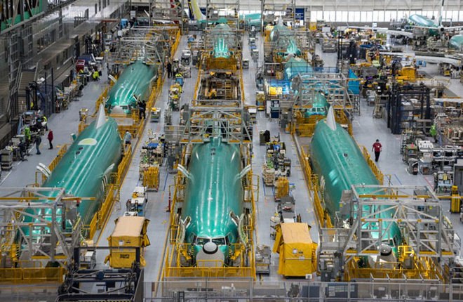 FAA разрешила увеличить темп производства самолетов Boeing 737 Федеральная авиационная администрация США FAA одобрила запрос Boeing на увеличение темпа производства B 737MAX до 42 самолетов в месяц Ежемесячное производство было ограничено 38 самолетами с начала 2024 года после того как в январе 2024 года произошел едва не приведший к катастрофическим последствиям инцидент с самолетом Boeing 737MAX 9 авиакомпании Alaska Airlines выявивший системные проблемы в системе контроля качества американского производителя Решение FAA является важным шагом на пути улучшения сложного финансового положения Boeing за счет передачи заказчикам большего количества самолетов Гендиректор Келли Ортберг заявил что компания сможет выпускать по 42 самолета в месяц уже к концу этого года а затем рассчитывает постепенно увеличивать ежемесячное производство на пять самолетов каждые полгода Инспекторы FAA которые продолжают работу во время шатдауна частичной приостановки работы госструктур в США провели тщательные проверки сборочных линий Boeing чтобы убедиться в безопасности этого небольшого увеличения темпа производства говорится в заявлении агентства Подробнее на ATO ru Фото Boeing Подписаться на ATOjournal