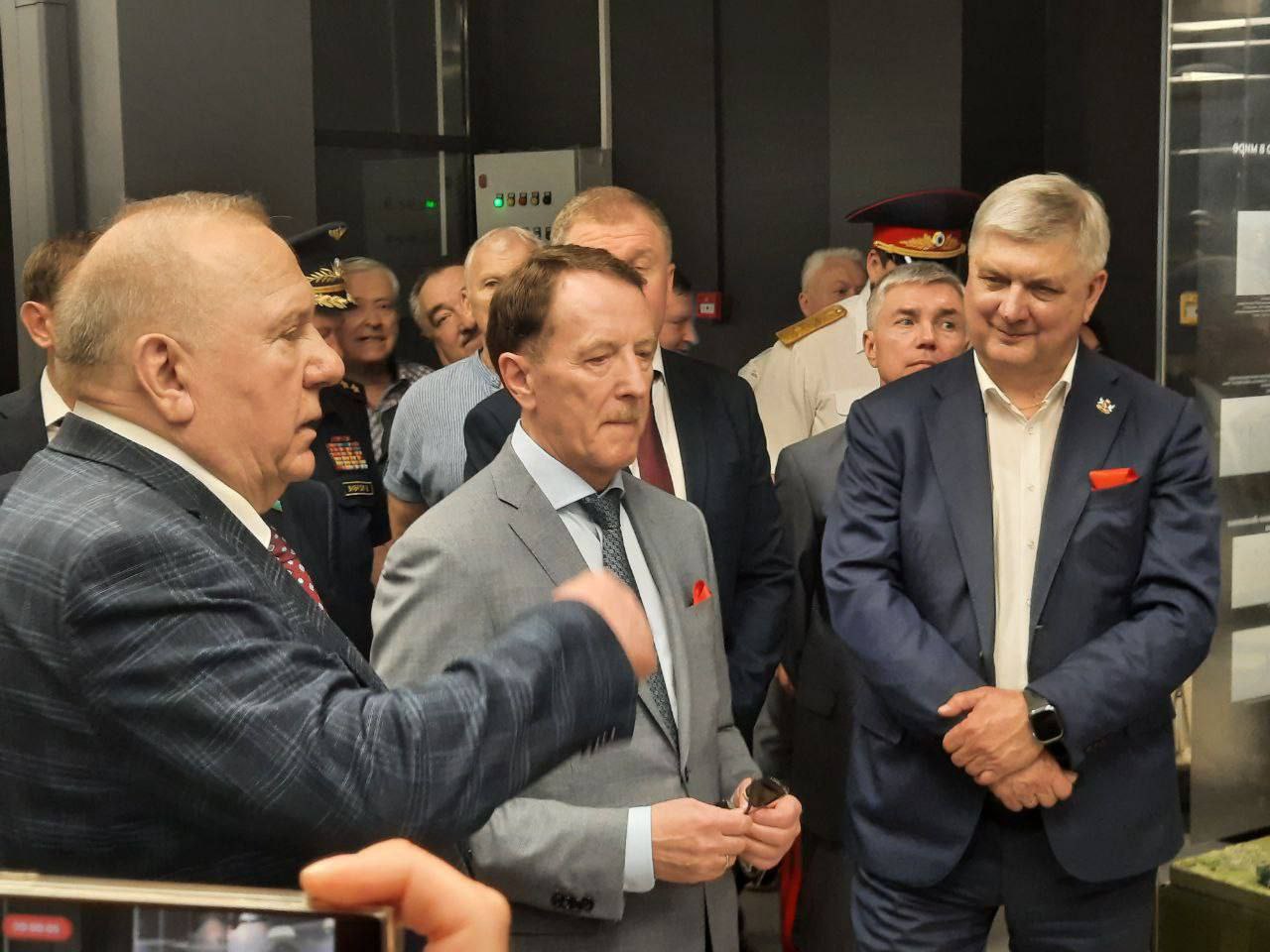 При поддержке «Единой России» в Воронеже открыли музей ВДВ  Воронеж – Родина ВДВ, именно здесь в 1930 году состоялось первое десантирование группы из 12 человек, в состав которой вошли две женщины. Это послужило началу становления отдельного рода войск – Воздушно-десантных, отметил замруководителя фракции «Единая Россия» Евгений Ревенко.   «На торжественное открытие пригласили всех, кто участвовал в создании музея. Начиналось все в 2019 году при поддержке региональных властей и «Единой России». На церемонии выступили вице-спикер Госдумы Алексей Гордеев, губернатор Александр Гусев и Герой России, бывший командующий ВДВ и наш коллега-депутат Владимир Шаманов», – рассказал парламентарий.   Он отметил, что в музее представлены интерактивные стенды, уникальные экспонаты и тренажеры, которые позволяют, например, совершить виртуальный прыжок с парашютом.   «Я признателен всем, кто помогал создать музей. Поздравляю ветеранов и действующих бойцов крылатой пехоты с этим большим событием. Воронеж этого давно заслужил!» – заключил Ревенко.