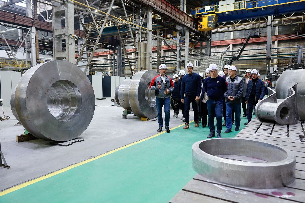 «Петрозаводскмаш» представил главе Минпромторга РФ проекты цифровой трансформации предприятия Технический тур по предприятию для министра промышленности и торговли РФ Антона Алиханова и главы Карелии Артура Парфенчикова провел гендиректор машиностроительного дивизиона «Росатома» Игорь Котов. Гости ознакомились с современной технологической базой и последними достижениями в сфере использования цифровых технологий и искусственного интеллекта в машиностроении. Им продемонстрировали информационный центр, где на сенсорный экран выводится оперативная информация по планированию и управлением производством; роботизированную установку для сварки и наплавки изделий сложной геометрической формы; современные механообрабатывающие станки с программным управлением и многое другое. Подписывайтесь на «Росатом» Оставляйте «бусты» #новость #РосатомМашиностроение #Петрозаводскмаш
