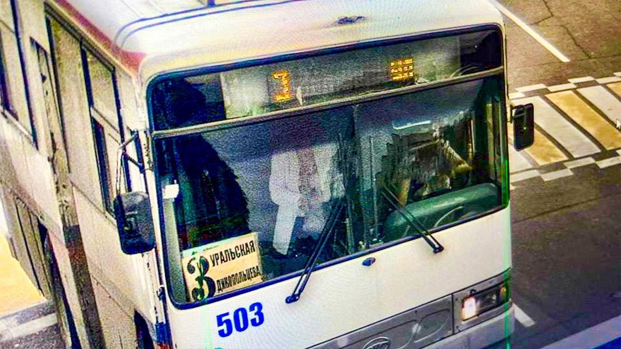 Пенсионерке сломавшей ногу в резко затормозившем автобусе выплатили больше 500 тысяч рублей Прокуратурой Комсомольска проведена проверка по обращению 70 летней местной жительницы которая в марте упала в 3 м автобусе затормозившем на Уральской перед нерегулируемым пешеходным переходом Пенсионерка хоть и держалась за поручни всё равно упала и получила серьёзную травму перелом бедра со смещением Что характерно водитель даже не оказал помощь Другие пассажиры помогли женщине подняться и выйти на остановку там пострадавшая вызвала скорую В добровольном порядке моральный вред пассажирке не был возмещён поэтому прокурор обратился в суд на котором между ответчиком и пострадавшей заключено мировое соглашение женщина получила 230 тысяч А привлечённая судом в качестве соответчика страховая выплатила женщине ещё 340 тысяч рублей