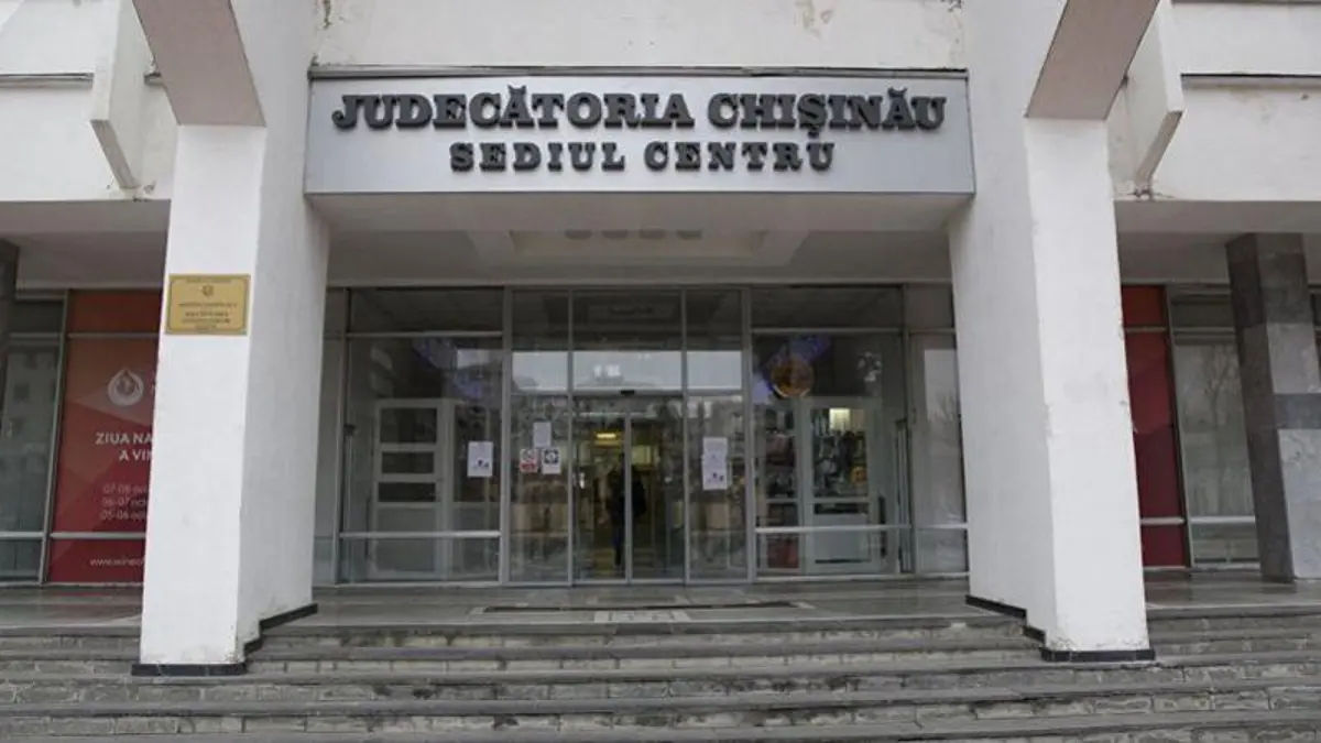 В столичном суде 32 летний обвиняемый в домашнем насилии напал на судью с газовым ключом во время оглашения решения о выдаче охранного ордера В результате пострадал судья и свидетель которого госпитализировали Нападавший задержан и арестован на 30 суток прокуратура возбудила дело по статье Хулиганство Член Высшего совета магистратуры Ливия Митрофан сообщила о росте нападений на судей и недостаточной защите внутри судов так как судебная полиция ещё не создана Рассматриваются меры безопасности с участием участковых полицейских В Молдове работают 14 судов первой инстанции 3 апелляционных и Верховная палата Подписаться Смотреть эфир