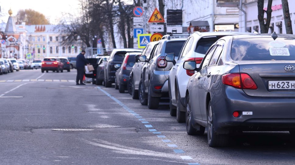 Ярославская областная дума одобрила закон о льготах на платных парковках предложенный губернатором Михаилом Евраевым Льготы получат участники Великой Отечественной войны инвалиды многодетные семьи жители домов в зоне платной парковки и другие категории Все жители области смогут получить скидку 50 на парковку Поправки расширяющие список льготников депутаты отклонили Фото Зоя Голицына Еще больше новостей в Telegram канале Ъ Ярославль