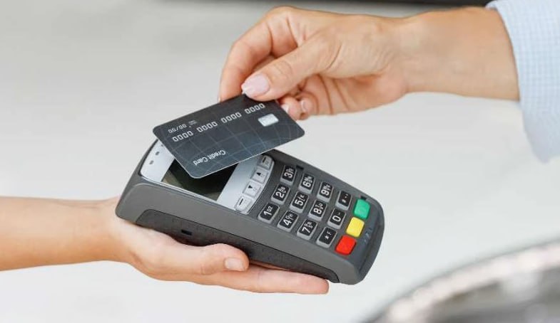 Введение НДС на эквайринг обойдется банкам более чем в 200 млрд рублей Речь идет о повышении НДС на операции обеспечивающие передачу и обработку данных между участниками расчетов процессинг и эквайринг а также на операции по банковским картам заявили в Сбербанке Сейчас участники рынка уточняют предполагаемые решения Окончательная сумма будет зависеть от параметров налогообложения которые пока уточняются а когда станет ясно на какие именно операции с картами распространятся изменения участникам рынка предстоит решить что делать с тарифами Если компании смогут применять вычет по НДС нагрузка снизится а в противном случае тарифы придется повышать что может повлиять на удовлетворенность клиентов fatcat18