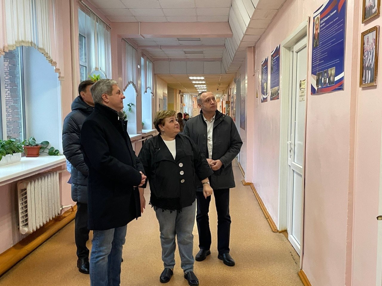 Глава Архангельска рассказал какие школы и детсады будут отремонтированы в 2026 году В программу капитального ремонта сей год вошло 10 объектов образования школ и садиков областной столицы В четырёх из них предусмотрен комплексный ремонт это школы 37 и 55 детские сады 10 Родничок и 151 Рыбачок С первой рабочей недели года ученики и воспитанники переведены в другие образовательные учреждения на период проведения работ Сроки завершения ремонта такие 37 я школа до 30 мая 2027 года остальные учреждения до конца 2026 года Глава Архангельска Дмитрий Морев также пояснил что в летний период подрядчики выполнят отдельные виды работ капитального характера еще в шести школах 1 4 43 59 68 и 70 В зависимости от возраста зданий результатов экспертизы и предложений проектировщиков в каждом будет выполняться различный объем мероприятий Архангельск продолжает участвовать в президентской программе модернизации школьных систем образования за последние 5 лет крупный капремонт охватил 12 школ После выполнения плана на этот год будет обновлено почти 30 школ города а это существенный результат отметил Морев Фото архгорадмин