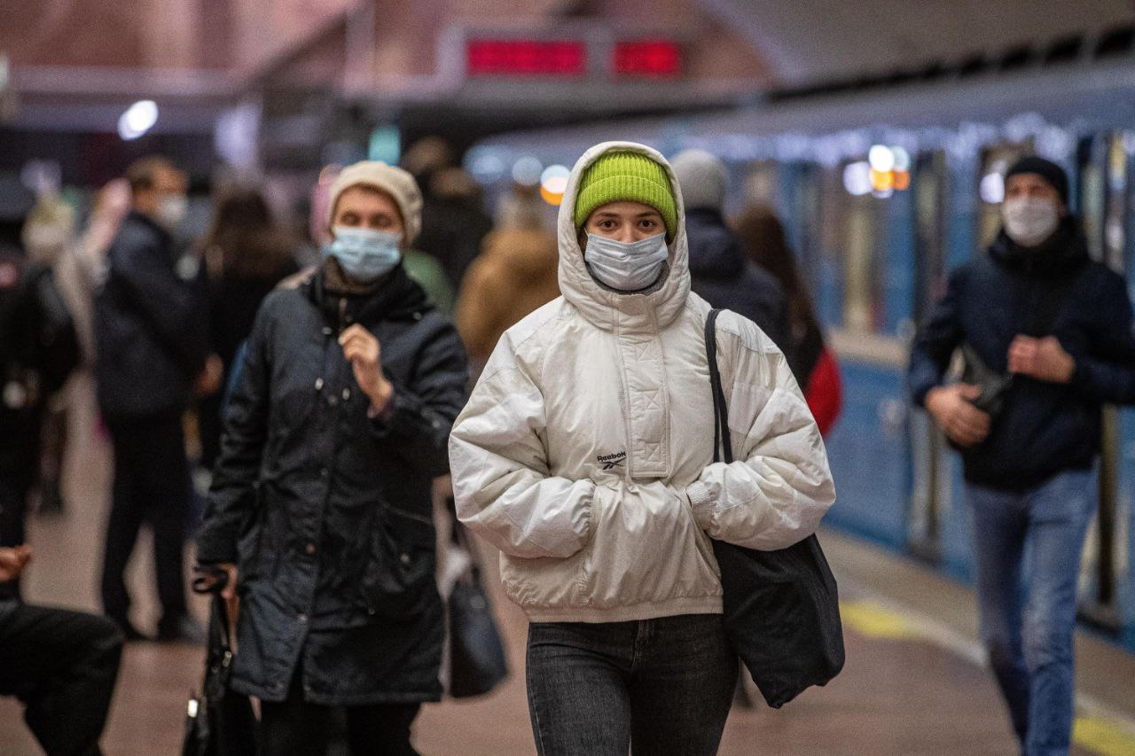 Гонконгский грипп массово распространяется по России Роспотребнадзор сообщает о резком росте заболеваемости В Подмосковье заболеваемость гриппом и ОРВИ за неделю выросла на 20 Большинство заболевших дети до 14 лет Самый распространеный штамм гриппа среди заболевших A H3N2 гонконгский грипп Жителей просят носить маски и избегать массового скопления людей НОВОСТИ и ТОЧКА Подписаться