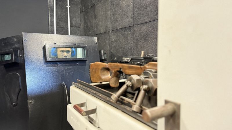 Полицейские задержали колымчанина который незаконно хранил свыше 850 граммов наркотиков карабин и патроны Следователем возбуждены уголовные дела по признакам преступлений предусмотренных ч 2 ст 228 УК РФ незаконное хранение наркотических средств в крупном размере и ч 1 ст 222 УК РФ незаконные приобретение и хранение оружия боеприпасов Максимальная санкция лишение свободы на срок до 10 лет vmagadanpress com полицейские задержали колымчанина к 7