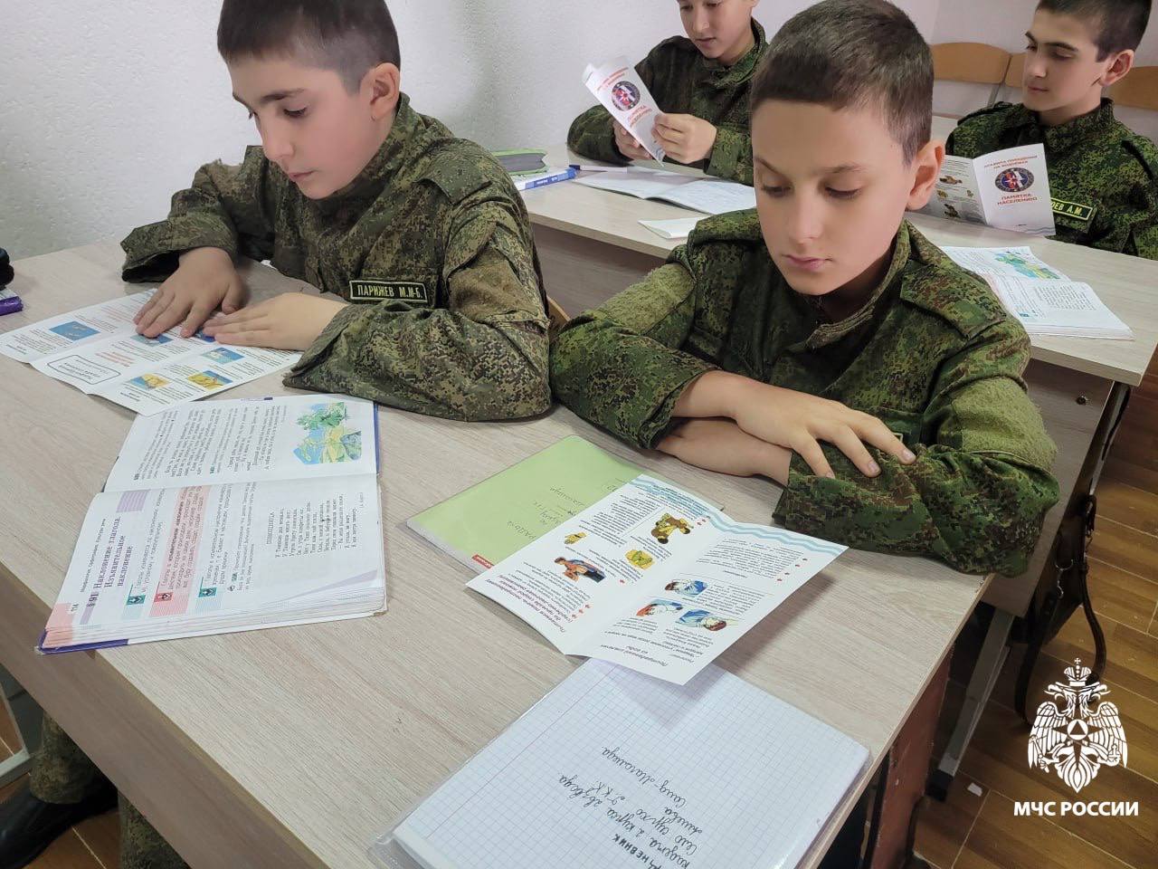 В горском кадетском корпусе прошли занятия по безопасности на водоемах Инспектора отдела безопасности людей на водных объектах накануне посетили горский кадетский корпус имени А.Д. Цароева. Они рассказали ребятам основные правила безопасного поведения на воде. не ныряй в незнакомых местах; не игнорируй знак "купание запрещено"; не заплывай далеко от берега; проверяй состояние спасательных средств перед использованием, чтобы убедиться в их надежности; не умеешь плавать - не суйся в воду. Ребята узнали ка правильно оказывать помощь при утоплении, как правильно нужно подходить к утопающему, какими спасательными средствами можно пользоваться при купании. В завершении занятий детям роздали памятки с описанием правил охраны жизни людей и оказанию первой помощи при утоплении. «Умение хорошо плавать – самая надежная гарантия безопасности, но все равно нужно помнить, что и хорошему пловцу следует соблюдать осторожность. Нужно понимать, что купаться можно только в оборудованных местах»,- отметил инспектор отдела БВО Адам Цечоев.