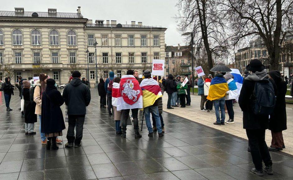 В Вильнюсе прошло антивоенное шествие.  Его организовало движение «Весна». На акции были и участники с белорусскими национальными флагами.