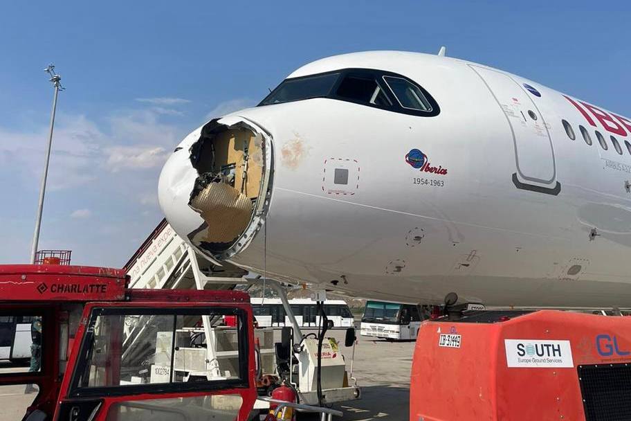 Новенький A321XLR повредили в столкновении с птицами в Мадриде Самолет Airbus A321XLR б/н EC-OOJ испанской авиакомпании Iberia получил значительные повреждения в результате столкновения с птицами после взлёта из Мадрида MAD/LEMD . Лайнер был вынужден вернуться в аэропорт вылета и теперь ему предстоит дорогостоящий ремонт. Самолет вчера выполнял рейс IB579 в аэропорт Парижа Орли ORY/LFPO . В результате столкновения с птицами были повреждены носовой обтекатель, плюс, судя по всему и метеорадар, а также двигатель №1. Этот A321XLR был получен авиакомпанией в самом начале июля и теперь ему предстоит достаточно долгий ремонт. Для "обкатки" экипажей Iberia временно выполняет короткие рейсы, такие как Мадрид - Париж. AviaNews