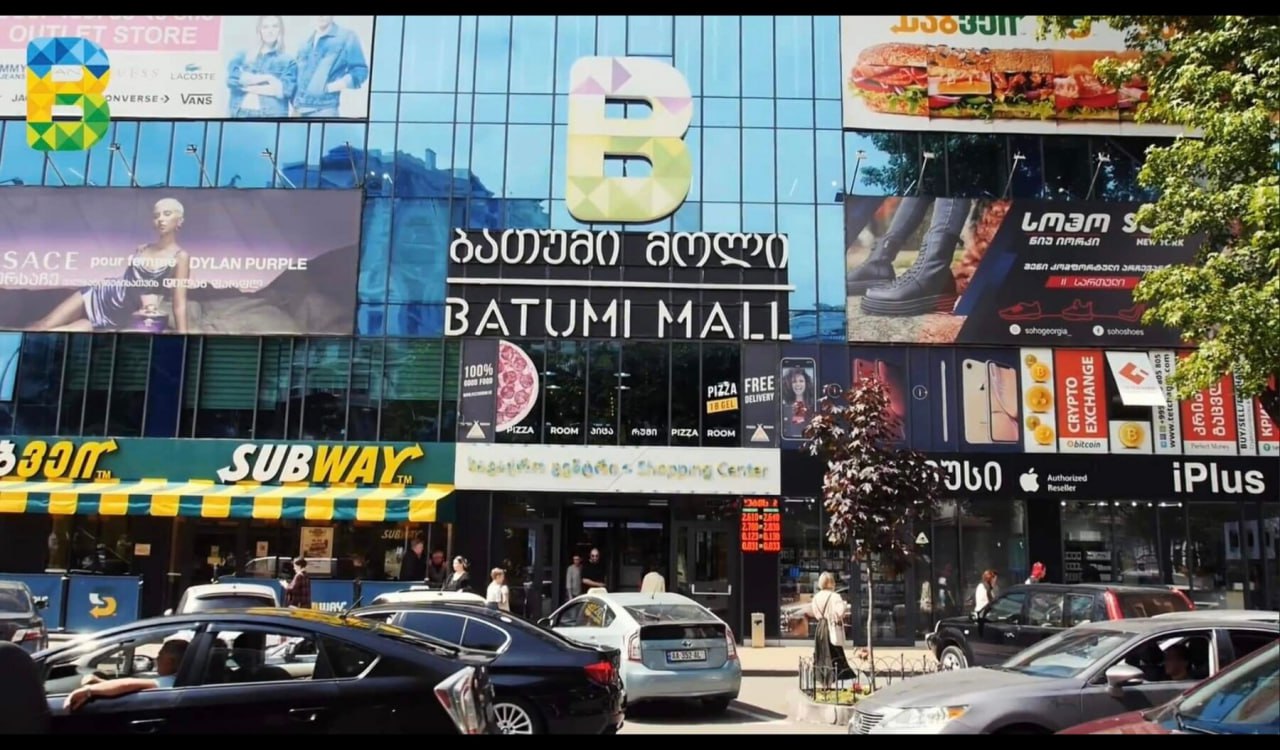 Эвакуация людей из-за угрозы взрыва из торгового центра Batumi Mall. Расположенный на Горгиладзе ТЦ обещают открыть в 18:00. По данным местных СМИ поступило сообщение об угрозе взрыва. "В связи с поступившим сообщением об угрозе в торговом центре антитеррористическими подразделениями Службы государственной безопасности проводятся специальные мероприятия в соответствии с протоколом безопасности", – сообщили в СГБ. Реклама на Madloba Батуми