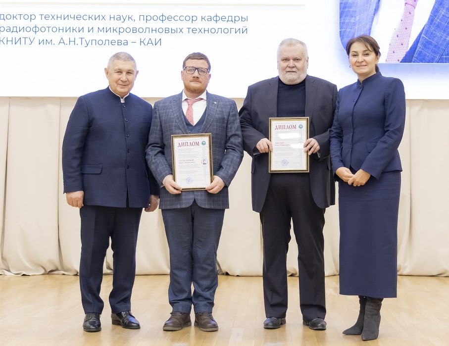 Профессорам КНИТУ КАИ Олегу Морозову и Айрату Сахабутдинову вручили премию имени К А Валиева Академии наук Татарстана Вручение наград АН РТ состоялось на общем собрании по итогам уходящего года В мероприятии приняли участие руководитель администрации Раиса РТ Асгат Сафаров и заместитель Премьер министра РТ Лейла Фазлеева члены президиума АН РТ действительные члены и члены корреспонденты АН РТ  С отчетными докладами выступили президент АН РТ Рифкат Минниханов вице президенты и заместители президента АН РТ а также директор Фонда науки и технологий РТ Тимур Халитов