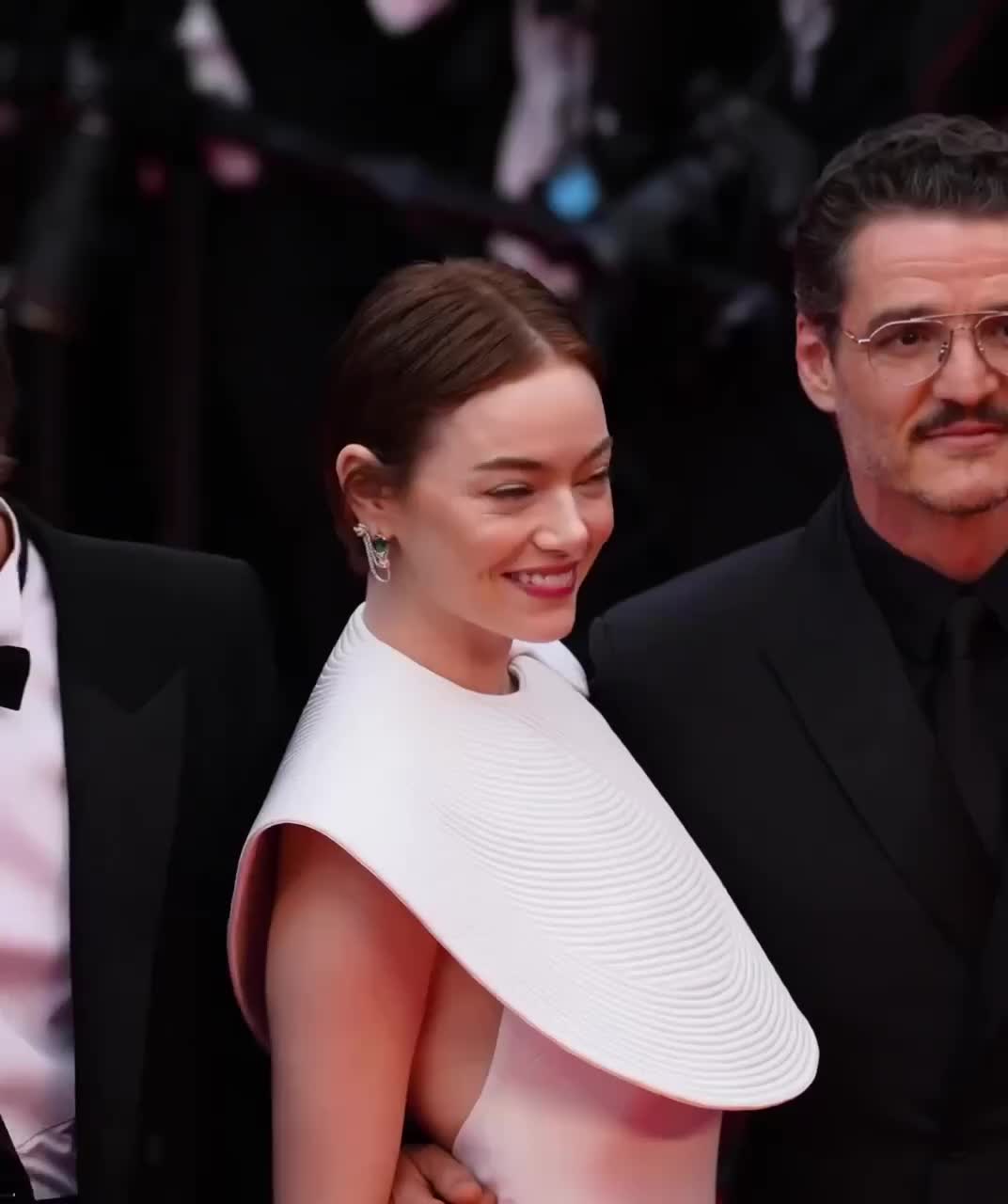 Эмма Стоун столкнулась с пчелой на премьере фильма в Каннах