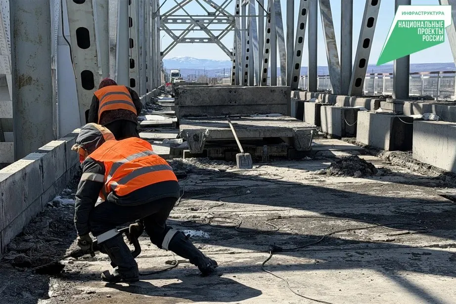 Мост у Комсомольска на Амуре продолжают обновлять Основные работы планируют завершить в 2026 году при этом движение по обеим полосам намерены открыть уже в этом дорожном сезоне Сейчас усилены пролетные строения заменено более 300 железобетонных плит часть движения уже перенаправлена на обновлённые участки В этом году также начнется установка освещения и архитектурной подсветки Полностью завершить обновление включая устройство водоотвода окраску и благоустройство планируется в 2027 году Корректировка сроков связана с выявленным дополнительным объёмом работ по усилению конструкций нацпроект Фото ФКУ ДСД Дальний Восток AmurMedia в Max   AmurMedia Прислать новость AmurMedia в Дзен