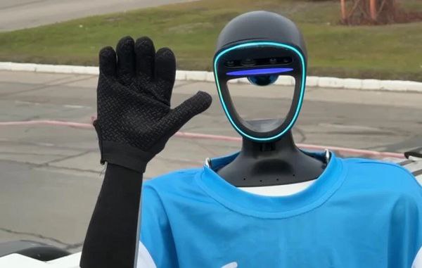 В Ульяновске на авиарейсе начал работать робот Володя 12 ноября пассажиры рейса Москва Ульяновск вылетавшие в столицу из аэропорта в Баратаевке были очень удивлены увидев в качестве бортпроводника робота Такую необычную акцию устроили представители авиакомпании Победа Робот по инструкции рассказал пассажирам на борту об аварийно спасательном оборудовании и продемонстрировал его а также сделал несколько снимком с пассажирами Современные технологии в области робототехники вполне можно использовать в гражданской авиации завили представители аэропорта Ульяновск По материалам газеты Комсомольская правда