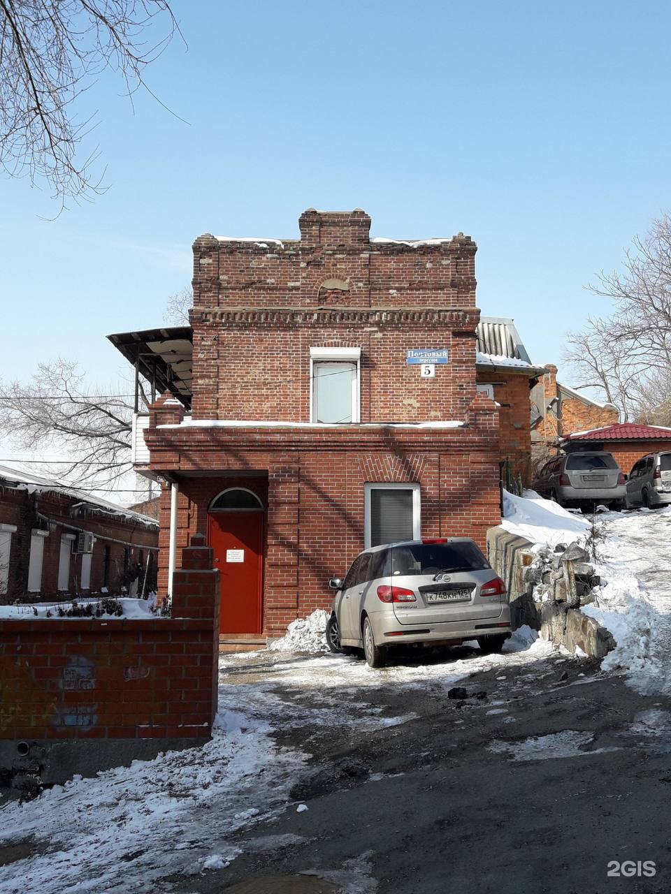 Историческое здание горит в центре Владивостока Стало известно что ранним утром пожар произошёл в памятнике культурного наследия Доме Смитов к которому примыкает Дом Элеоноры Прей К 9 00 здание было полностью охвачено пламенем огонь перекинулся на соседний дом В настоящее время ликвидацией пожара занимается восемь пожарных расчётов движение по улице Светланской затруднено трафик регулируют экипажи ДПС Фото соцсети Подписаться на Telegram  Подписаться в MAX